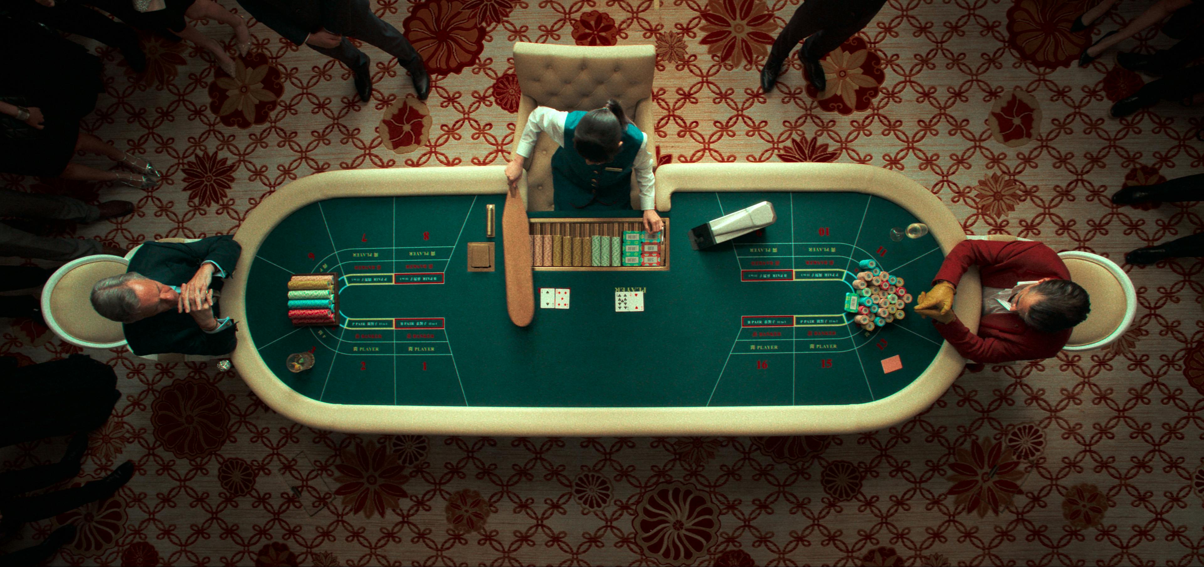 ballad of a small player anmeldelse alex jennings colin farrell