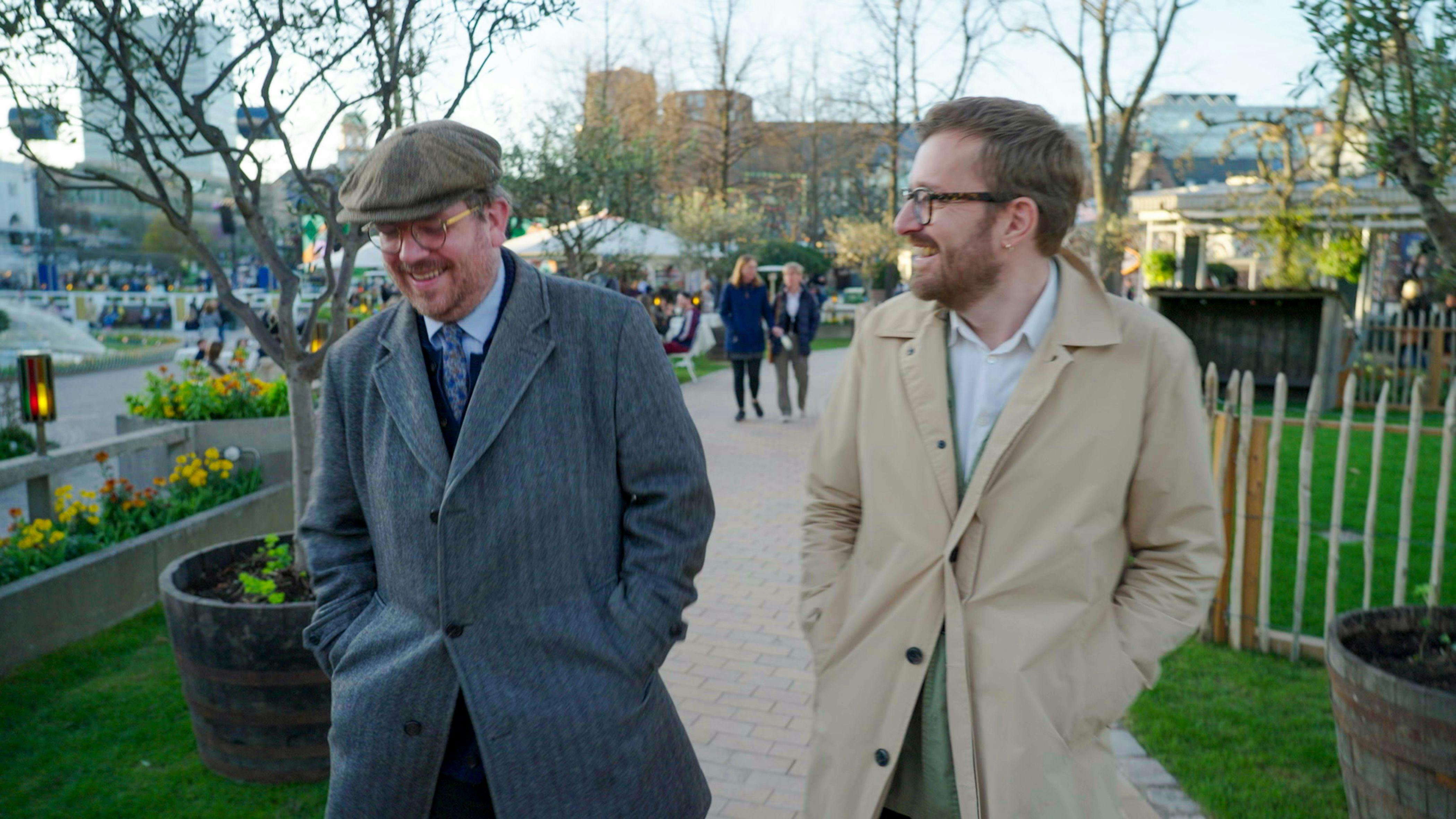 Anmeldelse af 'Manden i hullet' med Frederik Cilius og Rasmus Bruun på DR