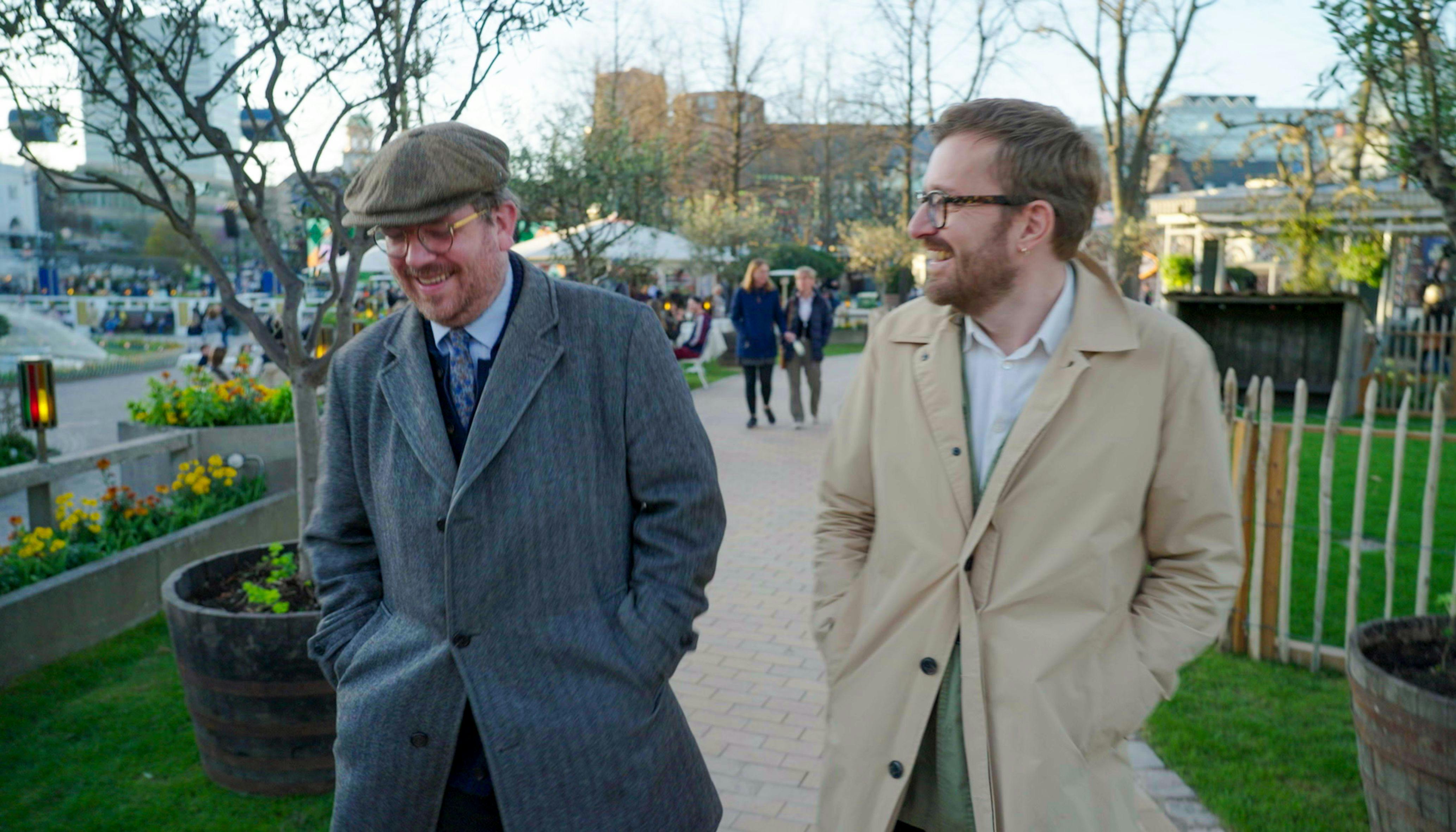 Anmeldelse af 'Manden i hullet' med Frederik Cilius og Rasmus Bruun på DR