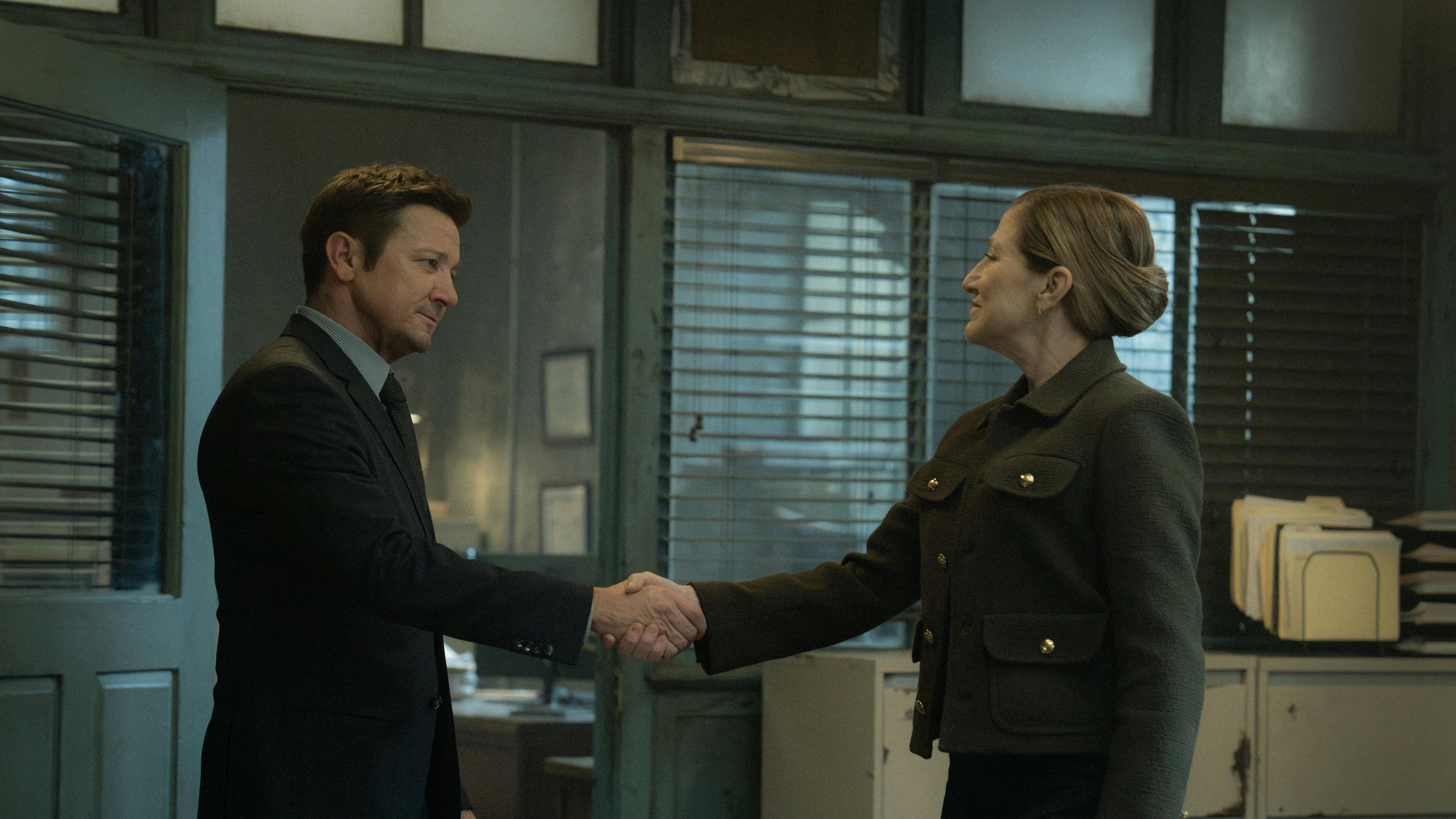 jeremy renner edie falco mayor of kingstown sæson 4 anmeldelse