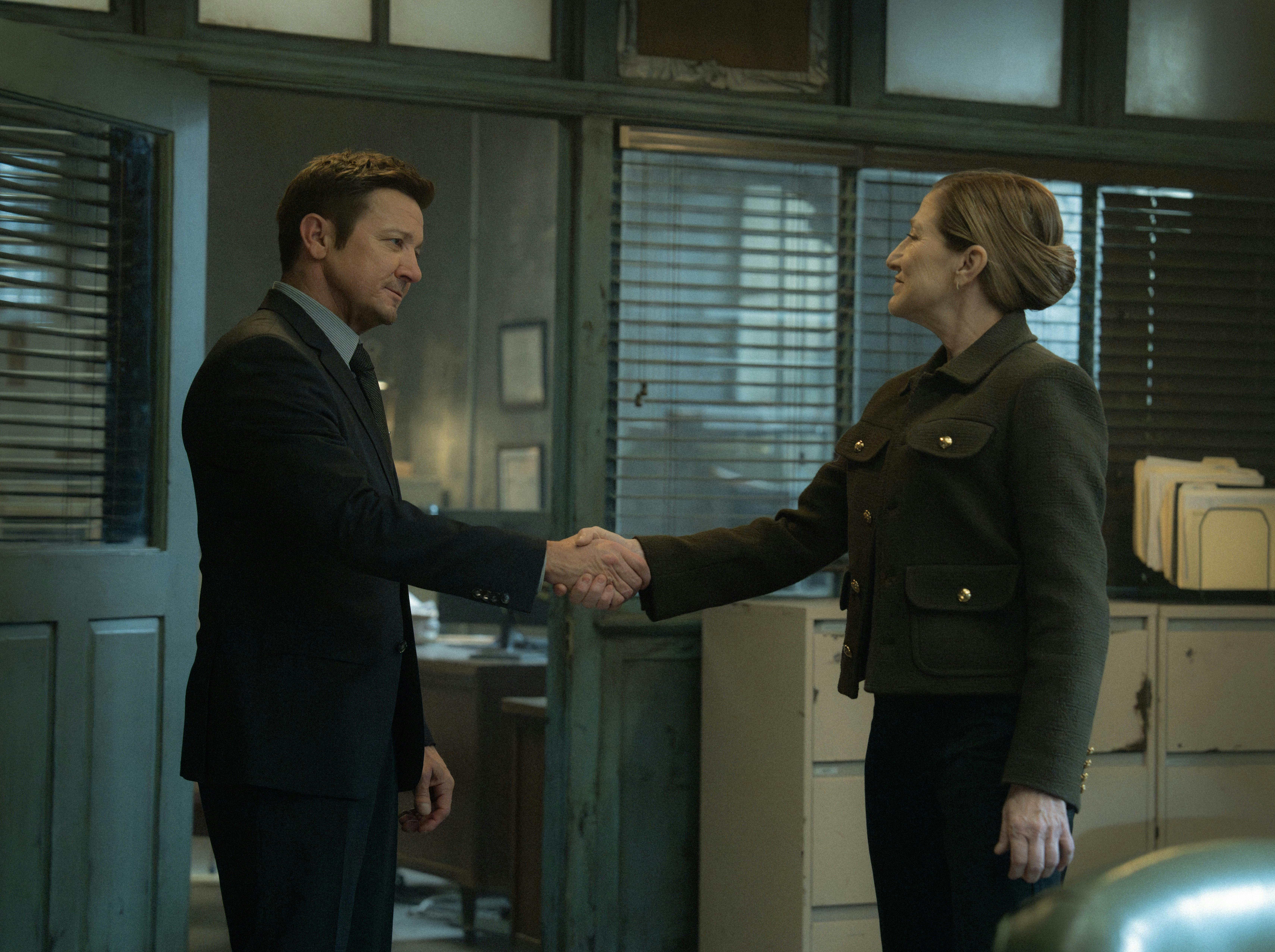 jeremy renner edie falco mayor of kingstown sæson 4 anmeldelse