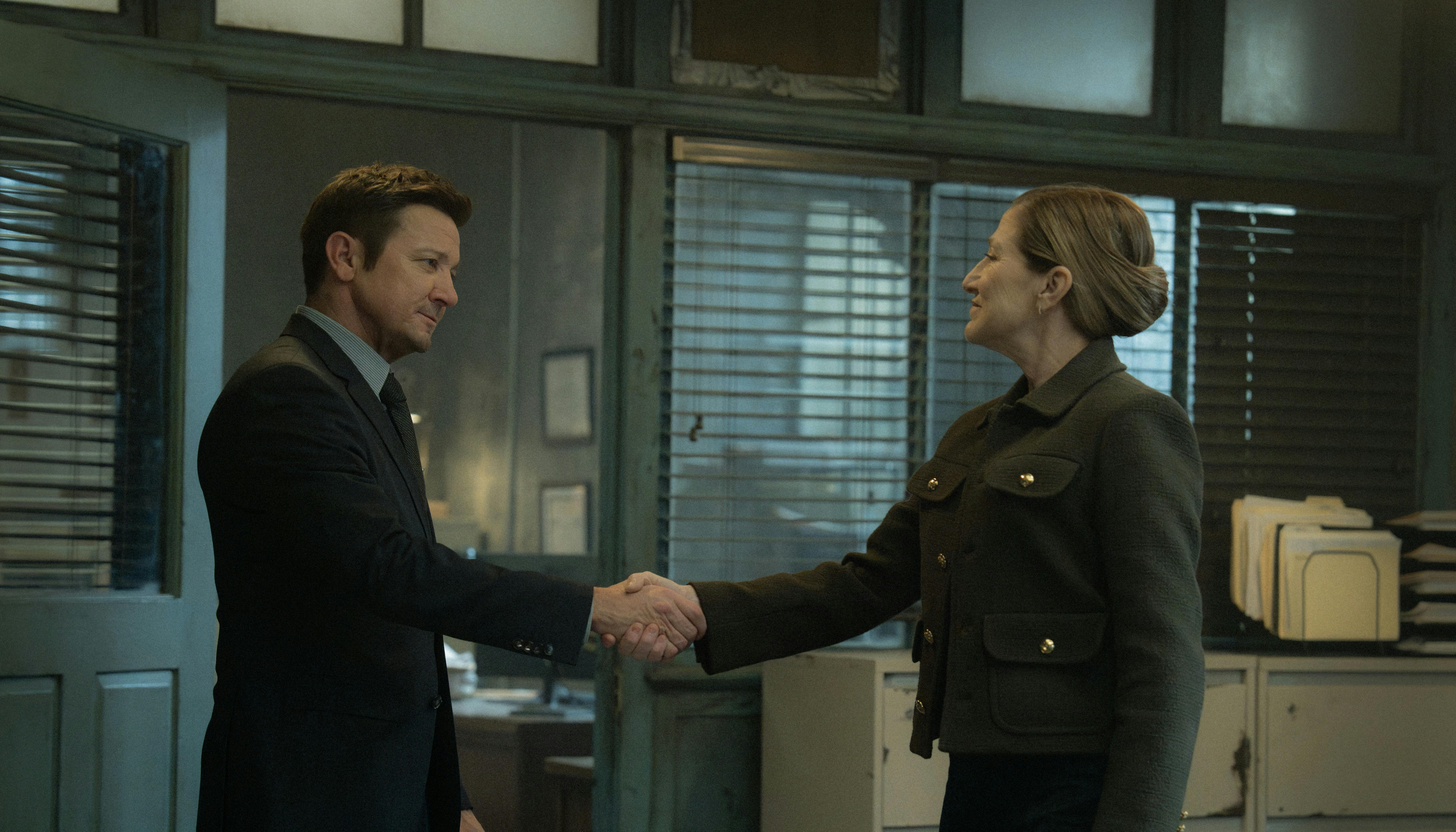 jeremy renner edie falco mayor of kingstown sæson 4 anmeldelse