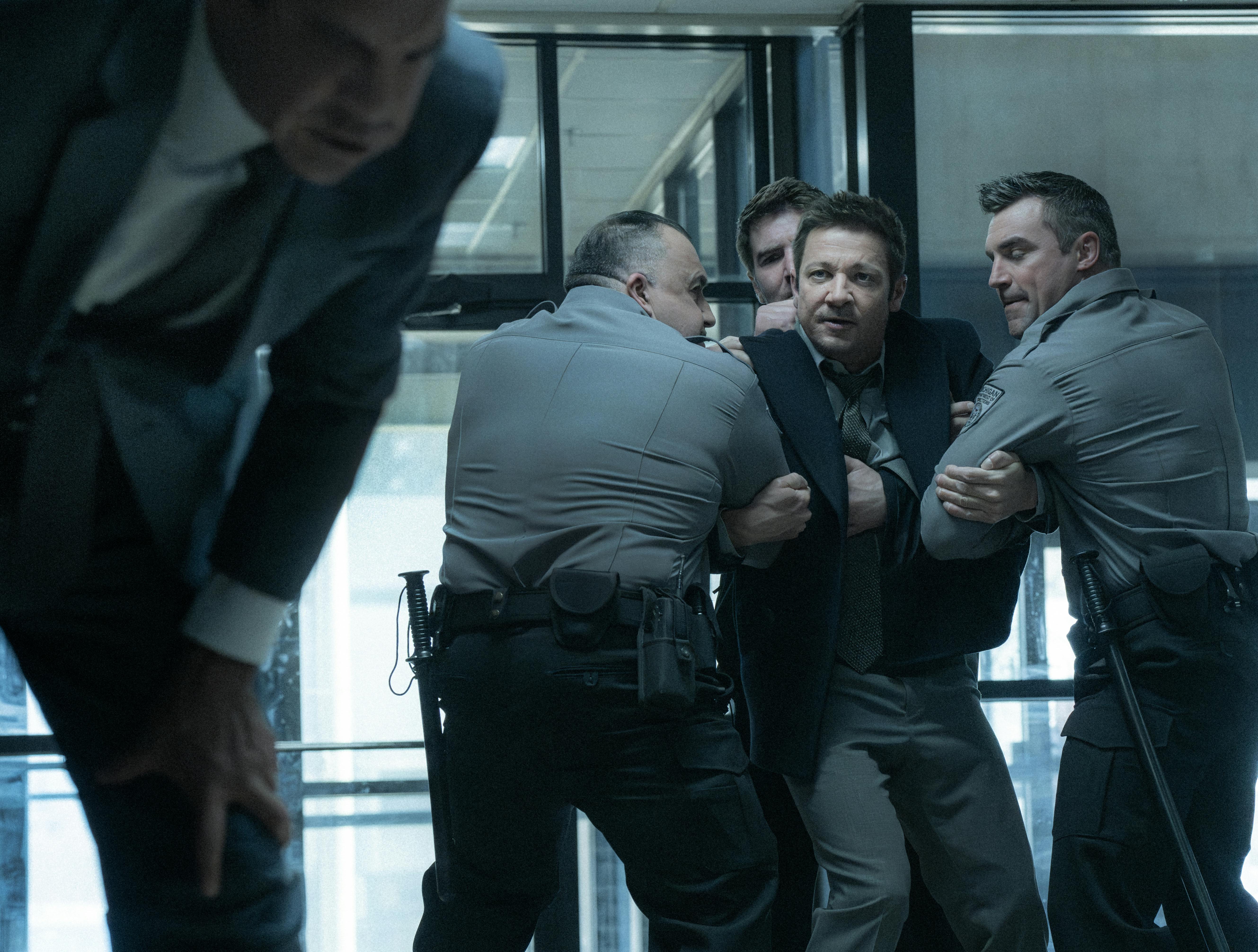 L-R: Clayton Cardenas as Torres and Jeremy Renner as Mike McLusky in Mayor of Kingstown season 4 anmeldelse, streaming on Paramount+, 2025. Credit: Dennis P. Mong Jr./Paramount+ ©2025 Viacom International Inc. All Rights Reserved. Mayor of Kingstown and all related titles, logos and characters are trademarks of Viacom International Inc.