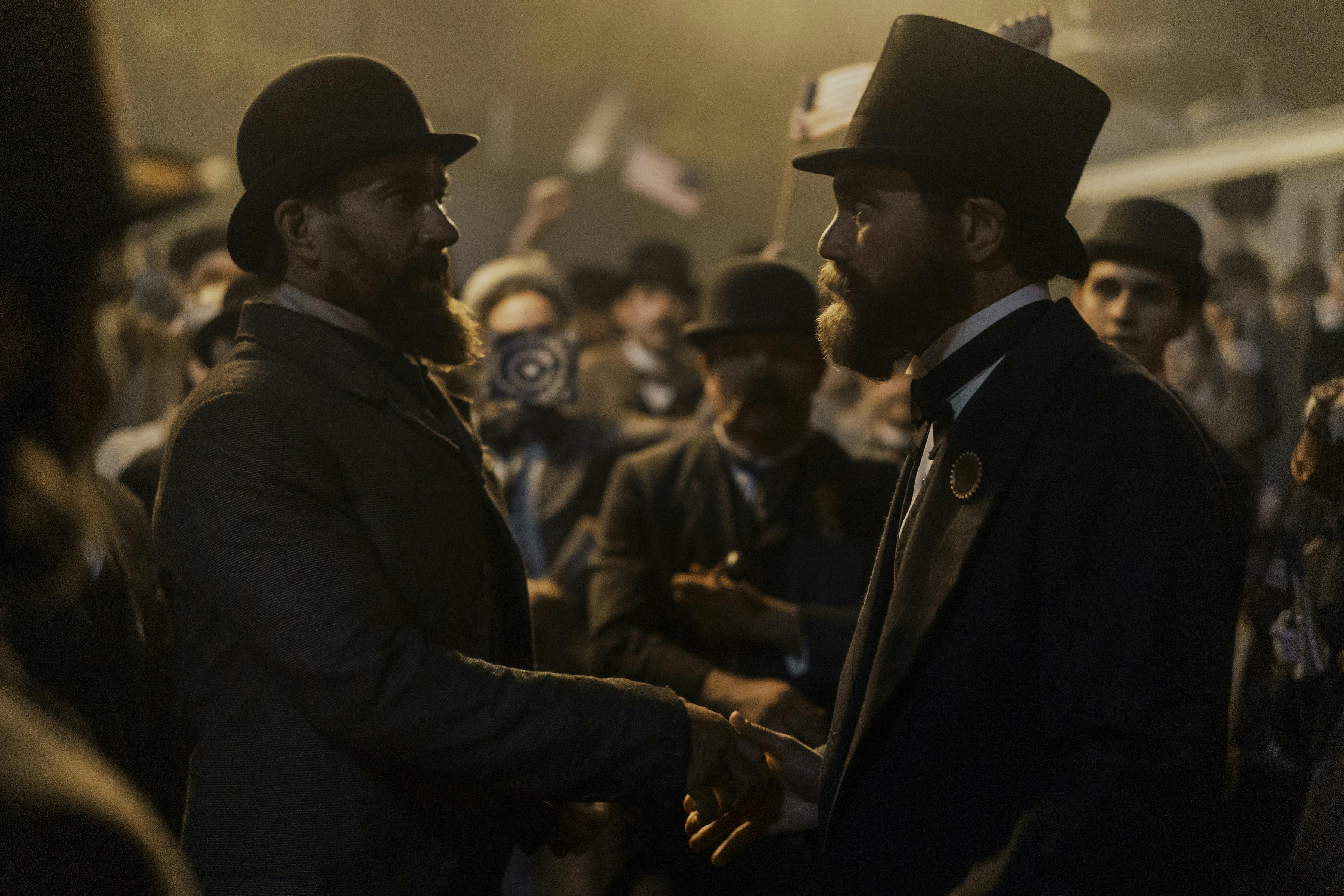 Death by Lightning anmeldelse. (L to R) Matthew Macfadyen as Charles Guiteau, Michael Shannon as James Garfield in episode 101 of Death by Lightning. Cr. Larry Horricks/Netflix © 2025
