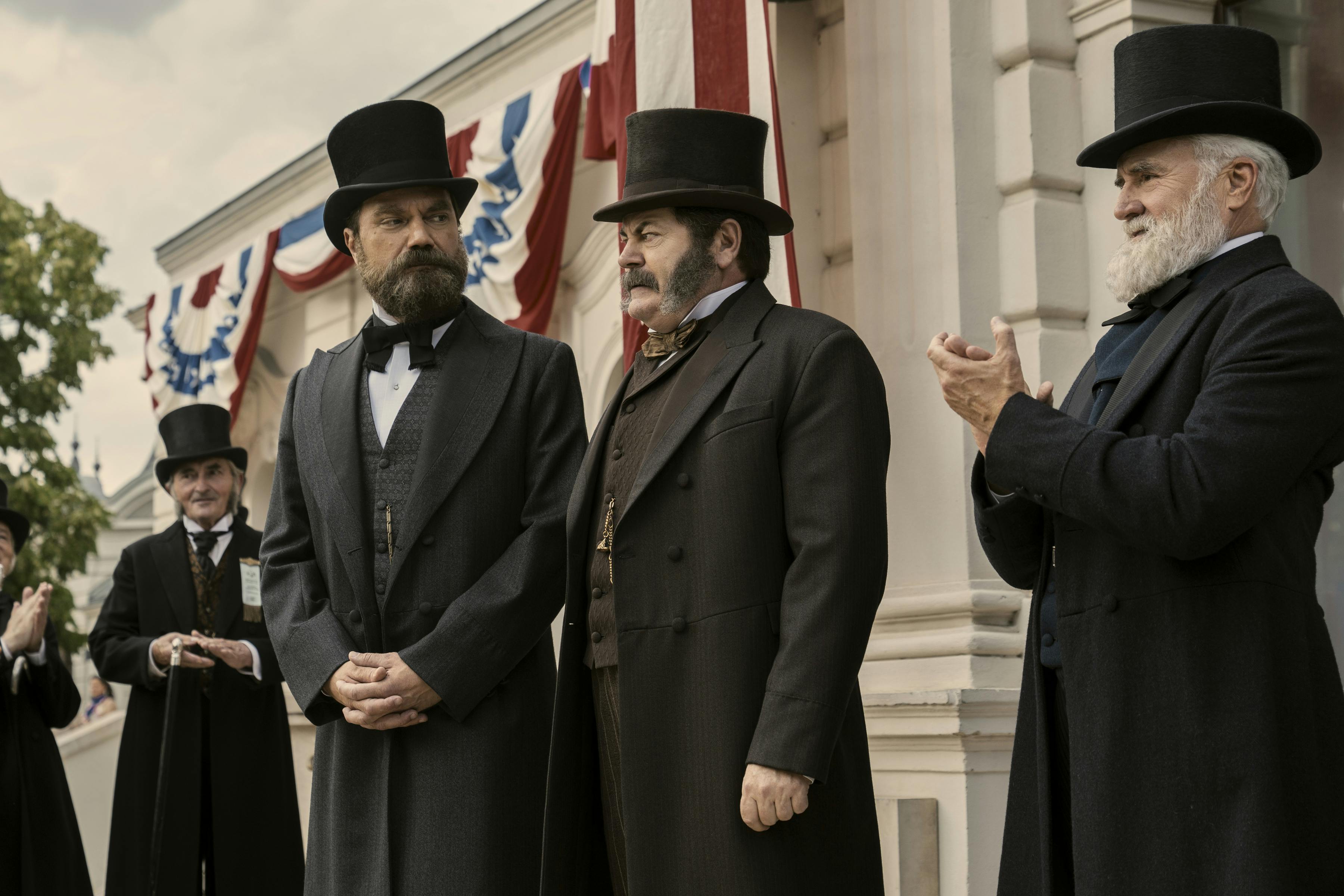 Death by Lightning anmeldelse. (L to R) Michael Shannon as James Garfield, Nick Offerman as Chester A. Arthur, Bradley Whitford as James Blaine in episode 102 of Death by Lightning. Cr. Larry Horricks/Netflix © 2025