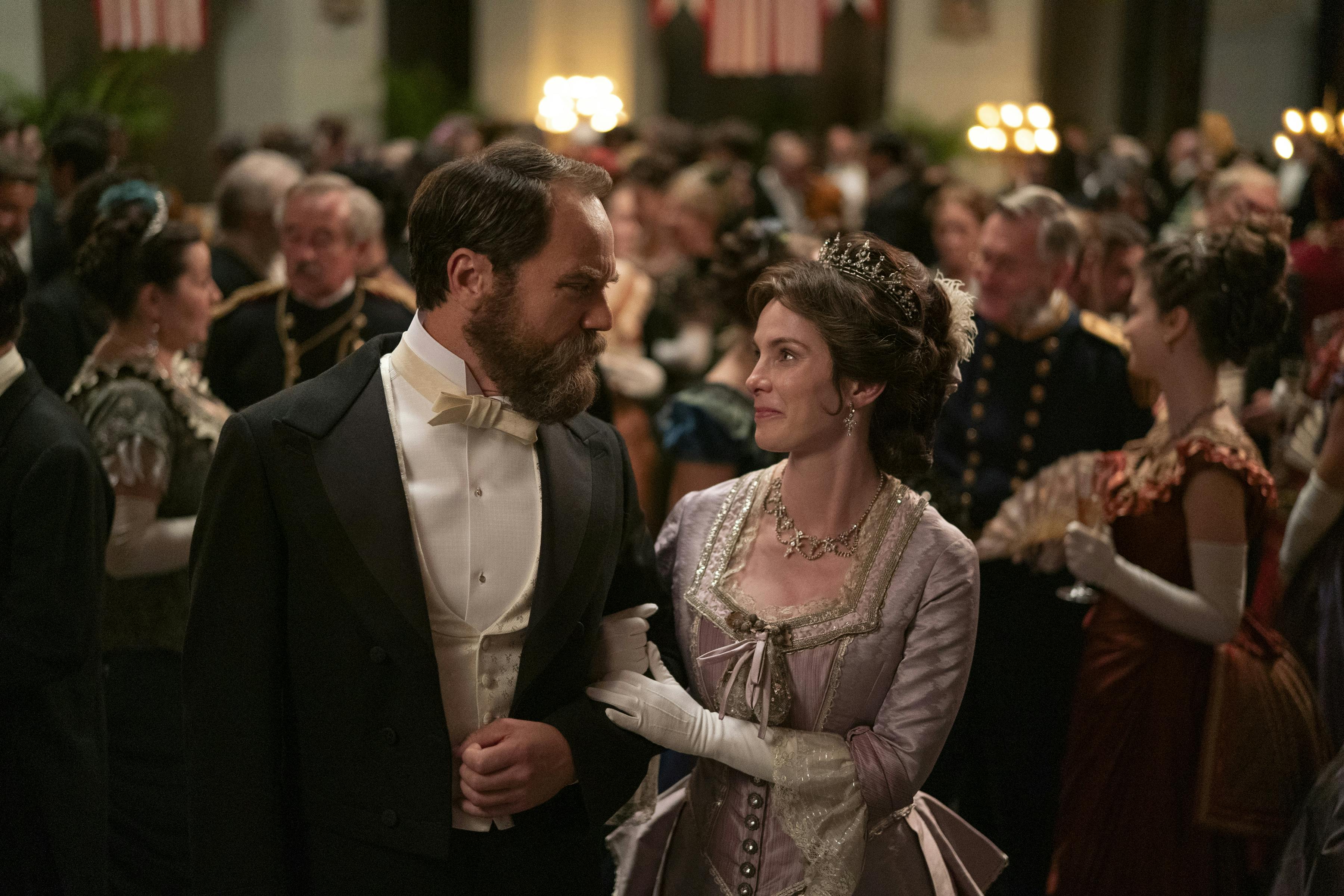 Death By Lightning anmeldelse. (L to R) Michael Shannon as James Garfield, Betty Gilpin as Crete Garfield in episode 103 of Death By Lightning. Cr. Larry Horricks/Netflix © 2024