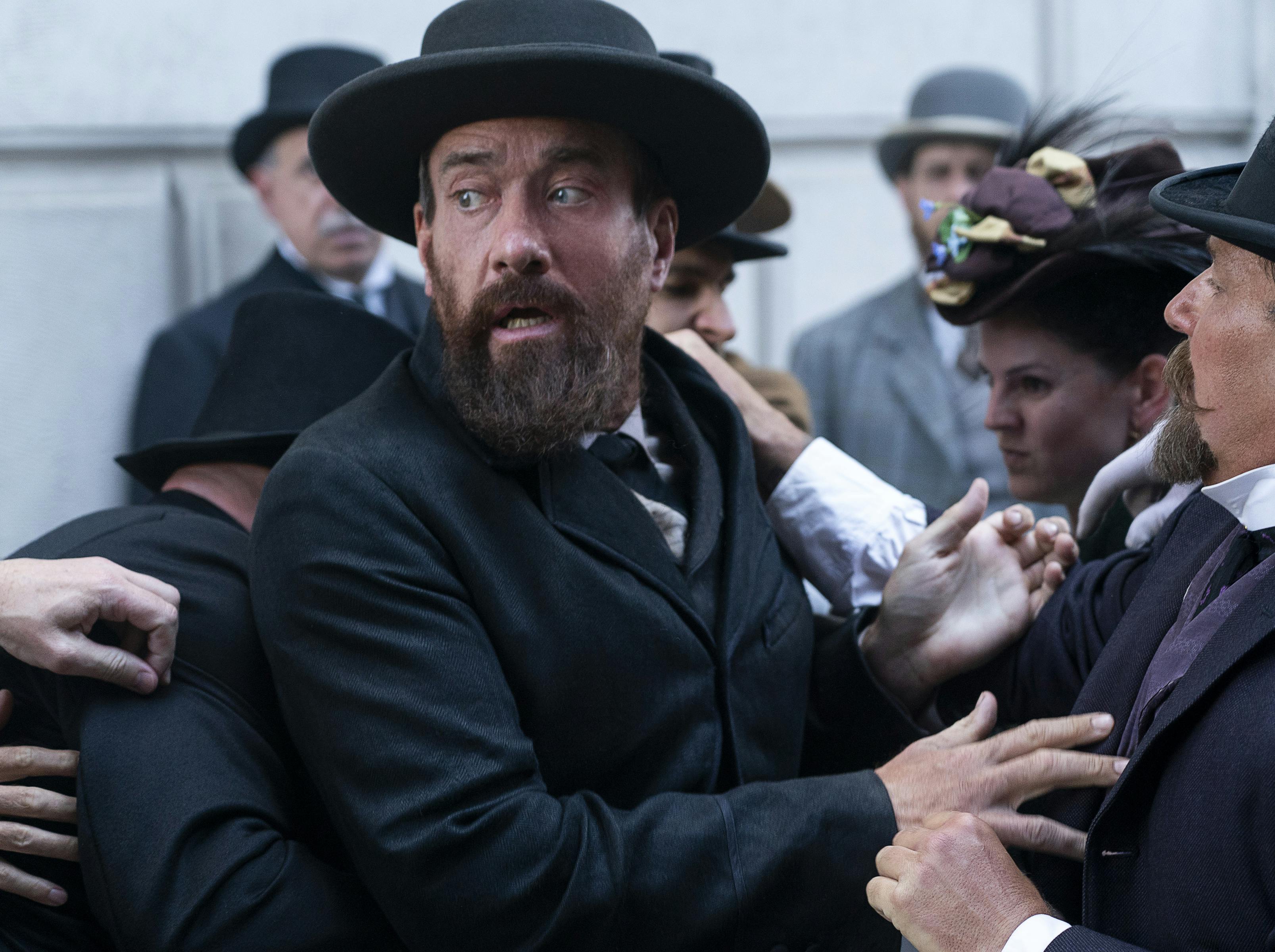 Death By Lightning anmeldelse. Mathew Macfadyen as Charles Guiteau in episode 104 of Death By Lightning. Cr. Larry Horricks/Netflix © 2024