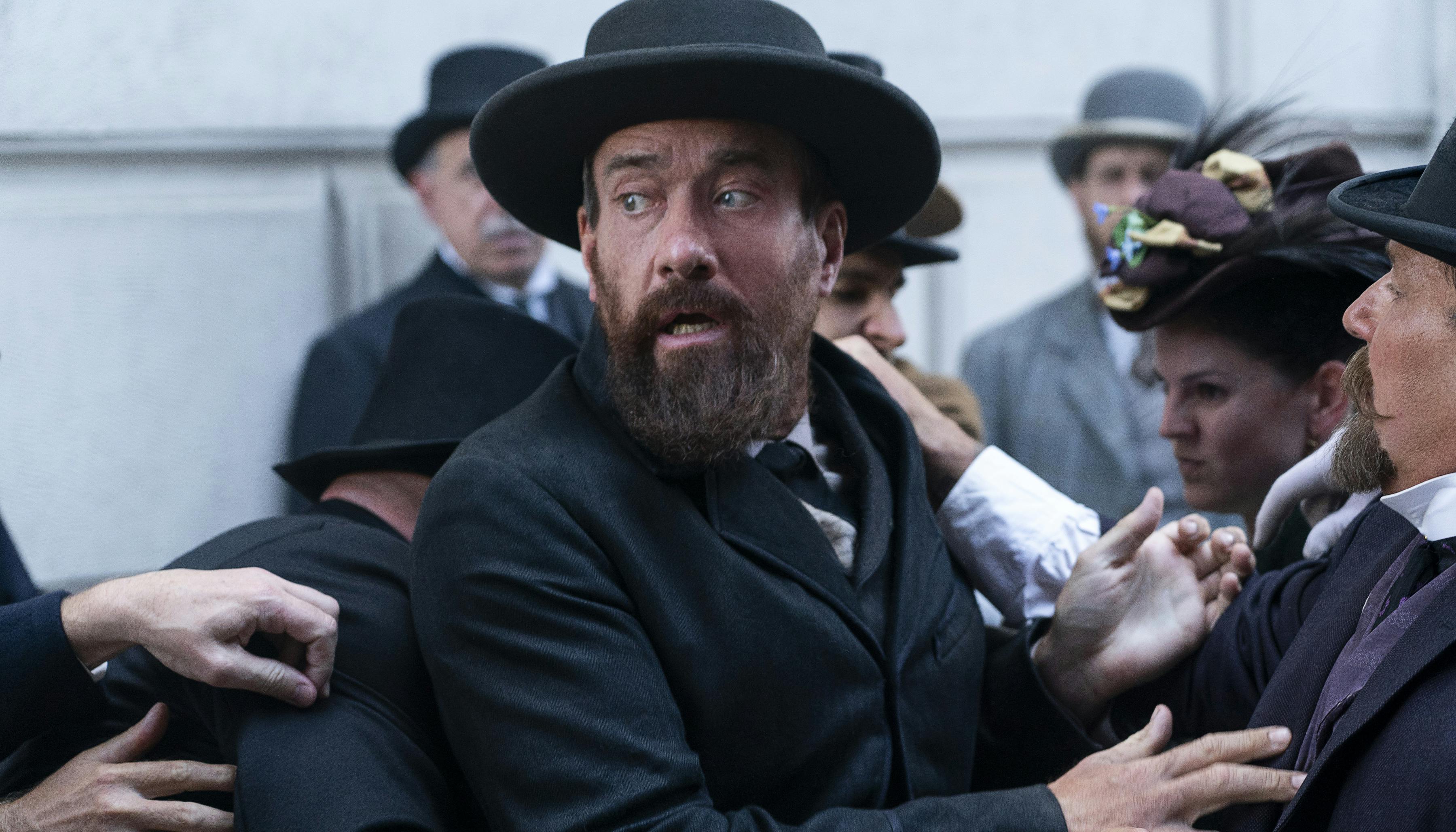 Death By Lightning anmeldelse. Mathew Macfadyen as Charles Guiteau in episode 104 of Death By Lightning. Cr. Larry Horricks/Netflix © 2024