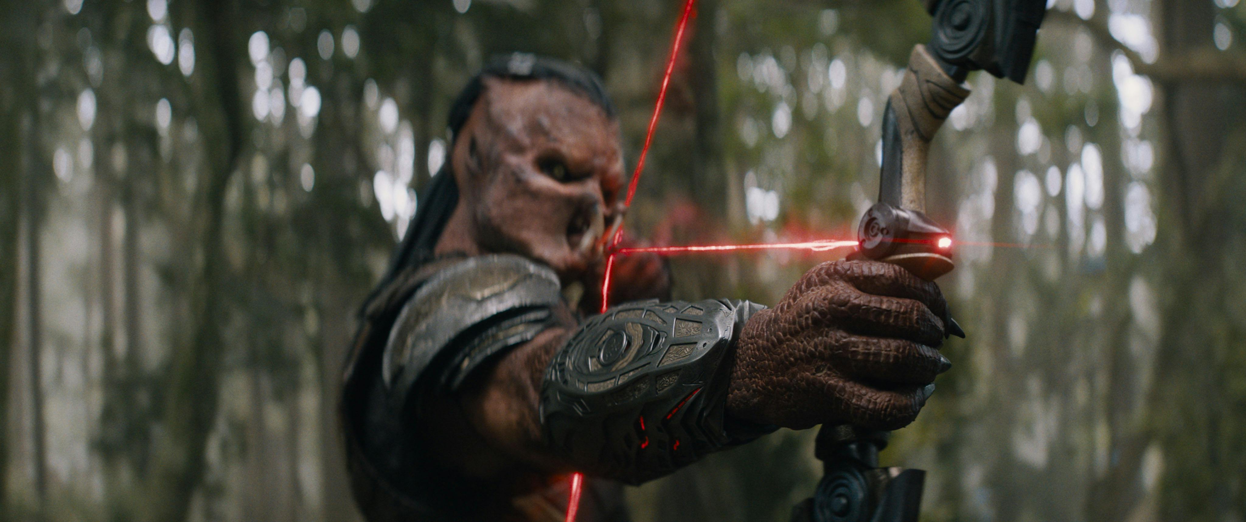 Dek (Dimitrius Schuster-Koloamatangi) in 20th Century Studios' PREDATOR: BADLANDS anmeldelse film. Photo courtesy of 20th Century Studios. © 2025 20th Century Studios. All Rights Reserved.