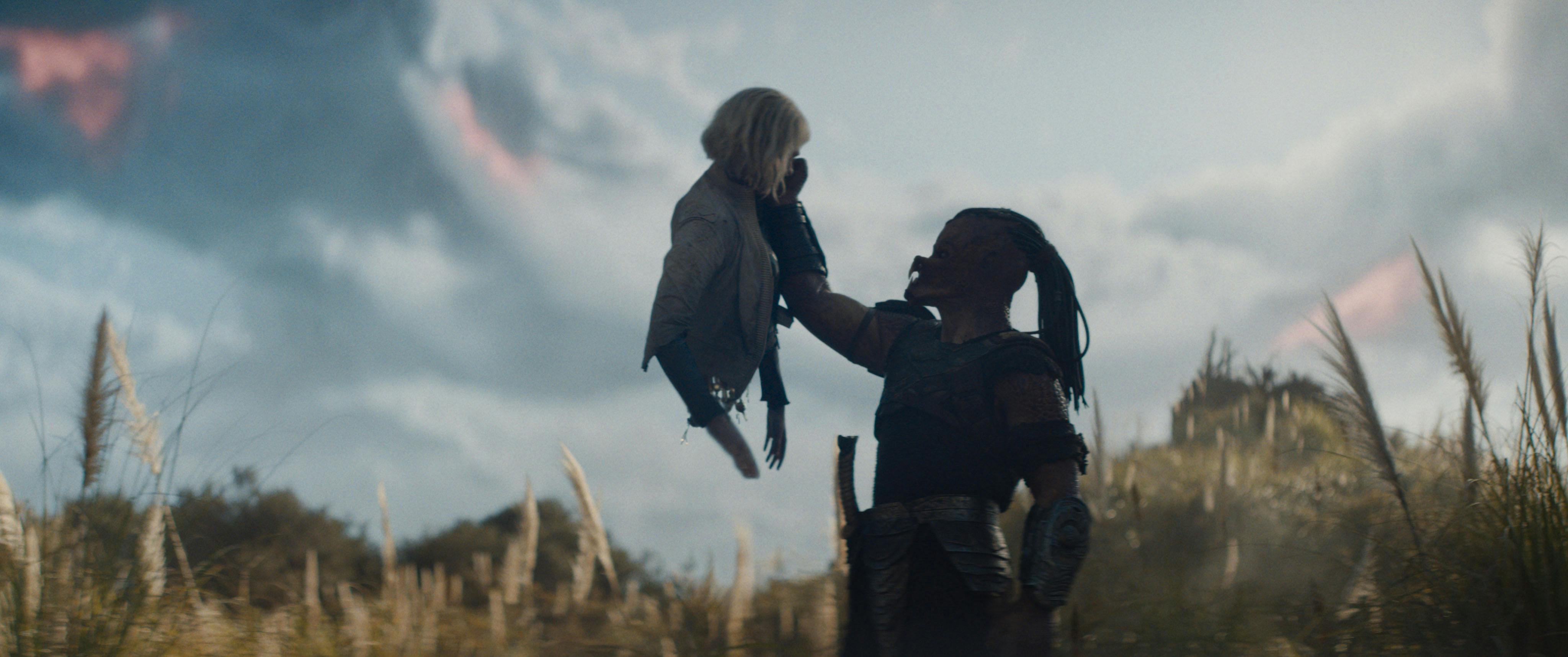 (L-R) Thia (Elle Fanning) and Dek (Dimitrius Schuster-Koloamatangi) in 20th Century Studios' PREDATOR: BADLANDS anmeldelse film. Photo courtesy of 20th Century Studios. © 2025 20th Century Studios. All Rights Reserved.