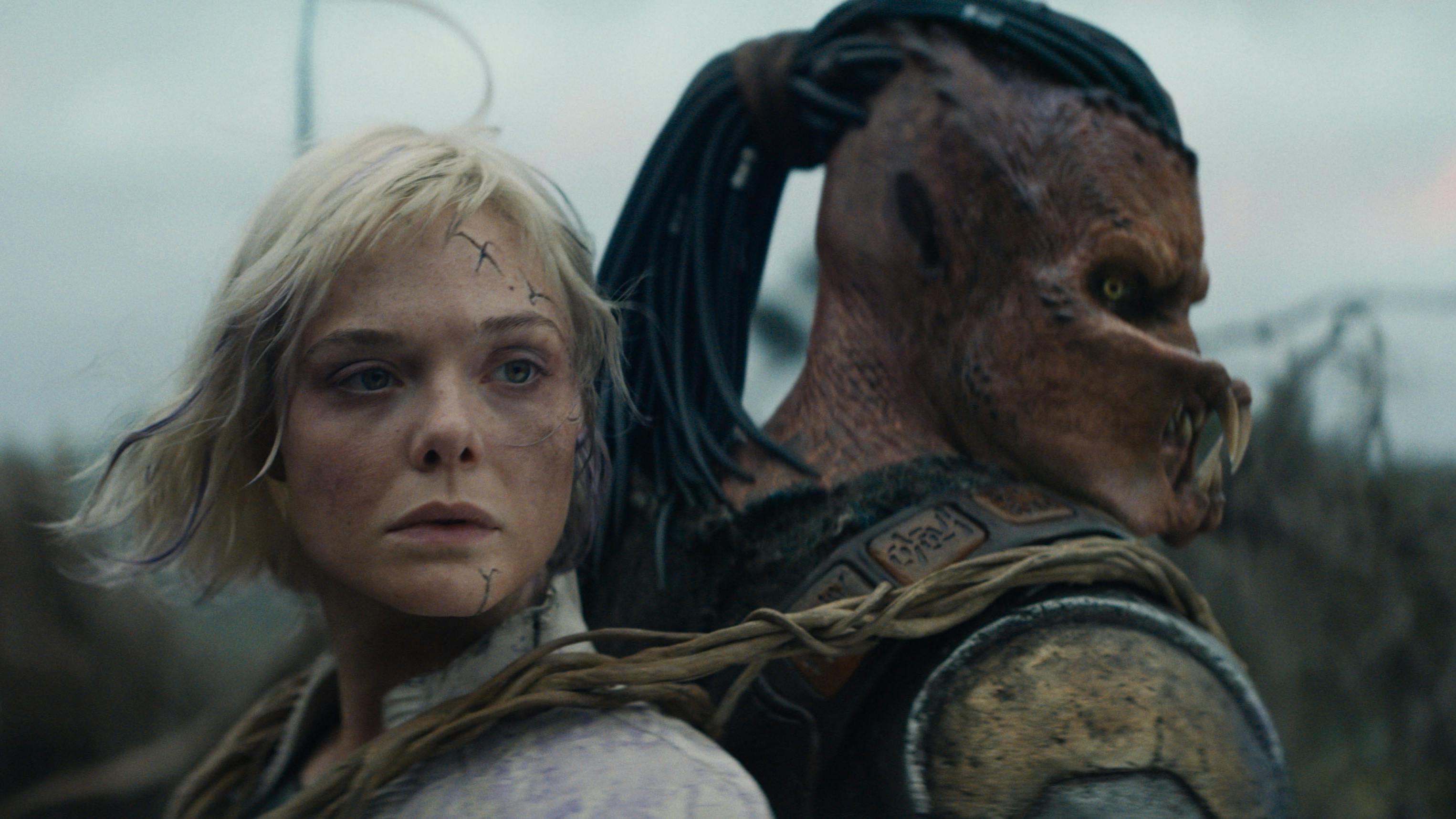 (L-R) Thia (Elle Fanning) and Dek (Dimitrius Schuster-Koloamatangi) in 20th Century Studios' PREDATOR: BADLANDS anmeldelse film. Photo courtesy of 20th Century Studios. © 2025 20th Century Studios. All Rights Reserved.