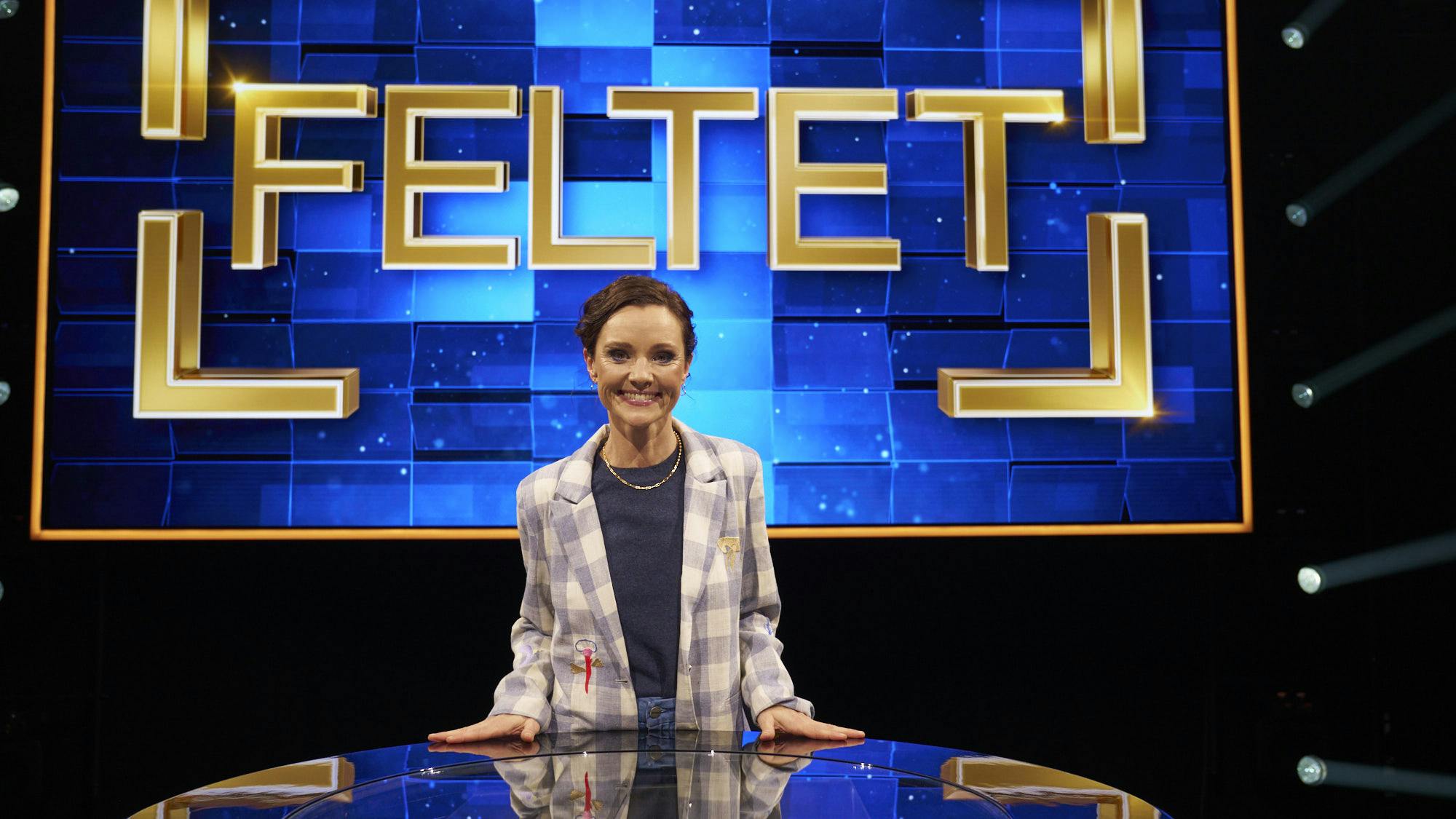 Lise Rønne som vært i 'Feltet - Danmarks største quizkamp'