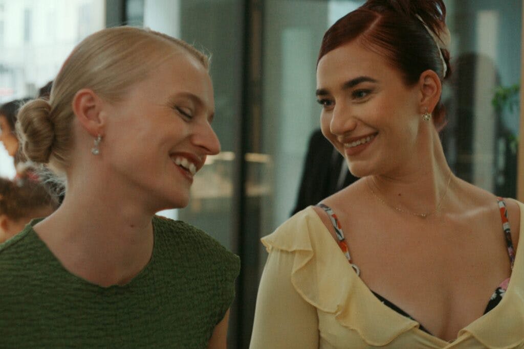 Clara Dessau som Sara/Tea og Maria Cordsen som Ashley i 'Legenden' 