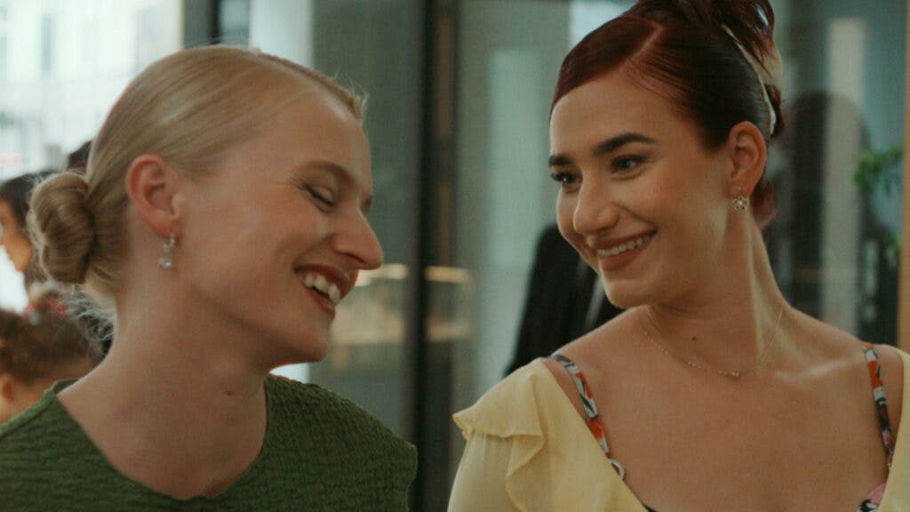 Clara Dessau som Sara/Tea og Maria Cordsen som Ashley i 'Legenden'