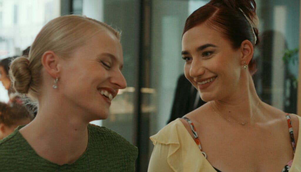 Clara Dessau som Sara/Tea og Maria Cordsen som Ashley i 'Legenden'