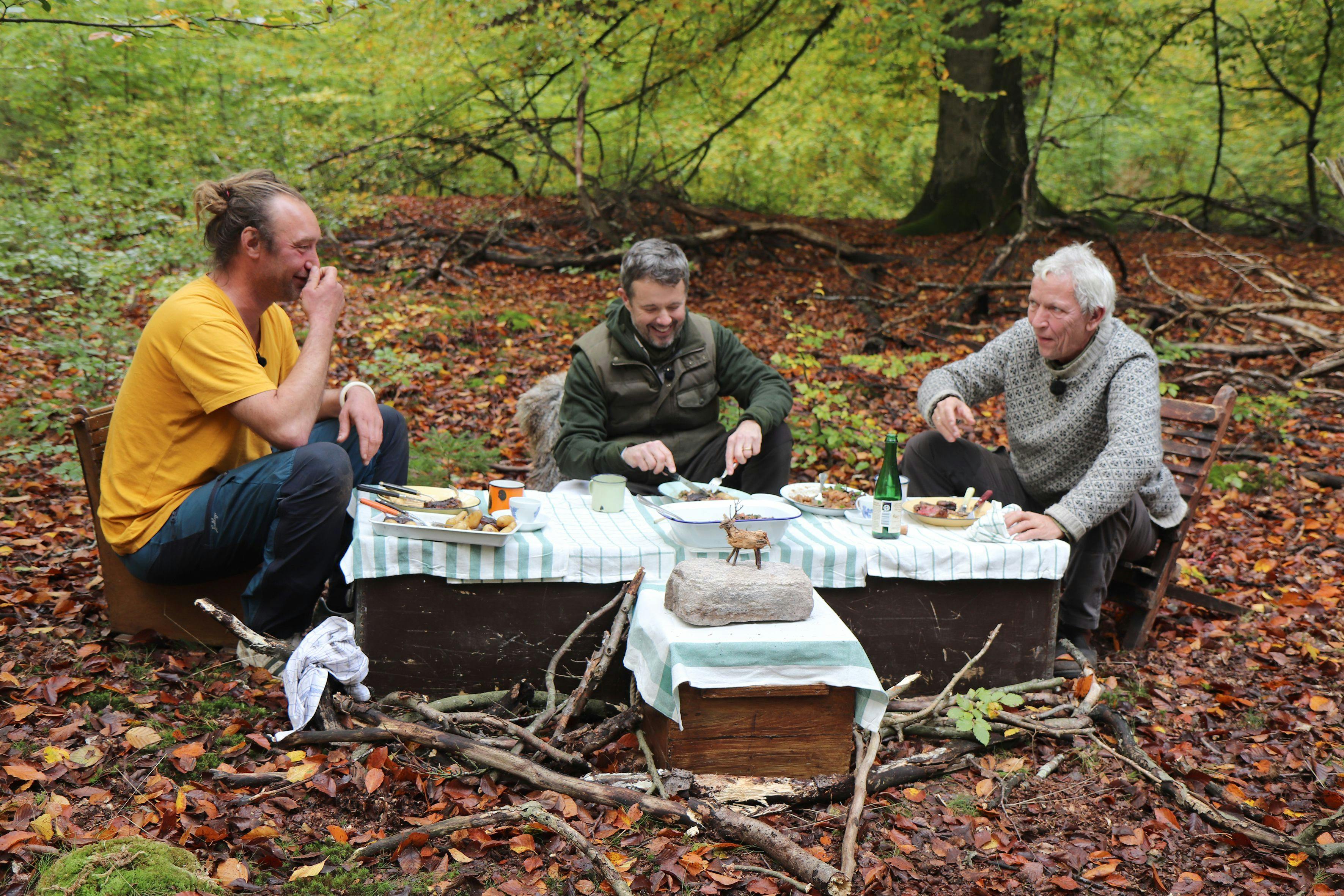 Jagten med Kronprinsen ender vellykket med en skudt sikahjort, kantareller og grønkål