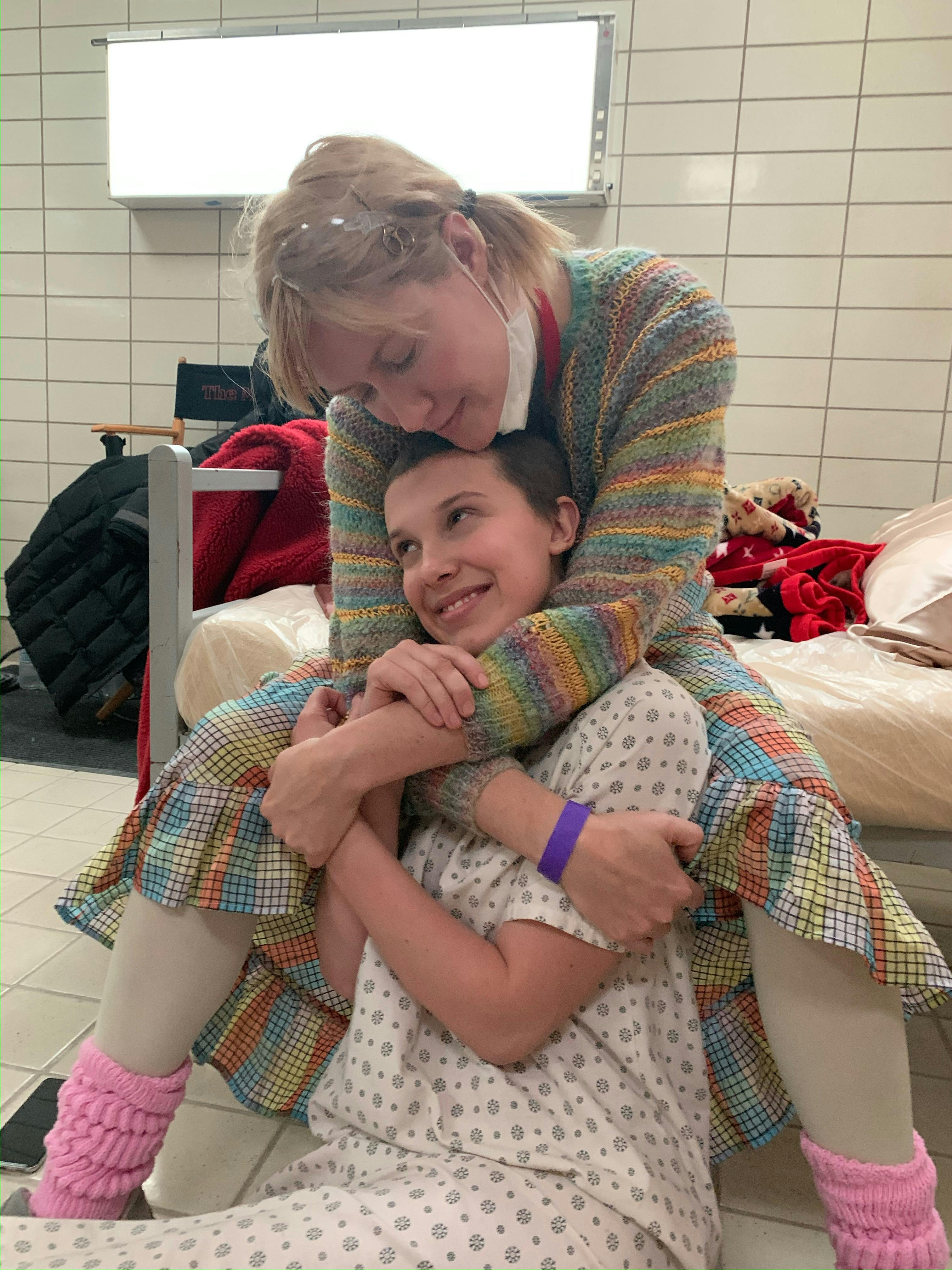 Sarah Hindsgaul og Millie Bobby Brown er blevet nære venner venner under optagelserne til 'Stranger Things'