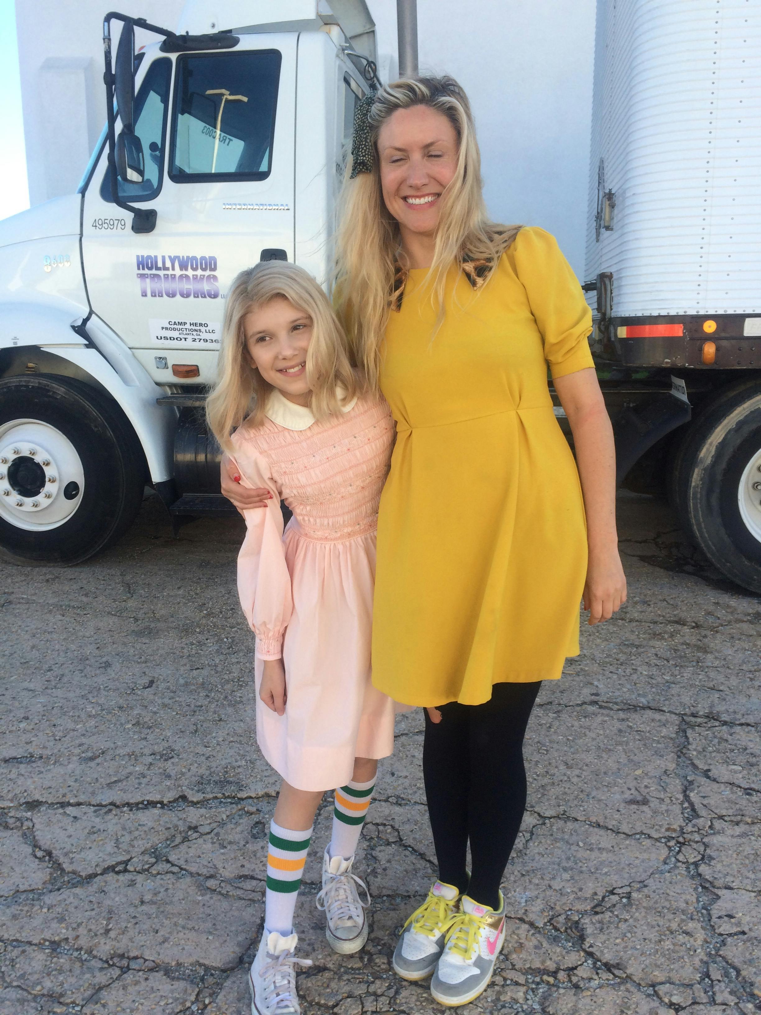 Sarah Hindsgaul og en ung Millie Bobby Brown på settet af 'Stranger Things'