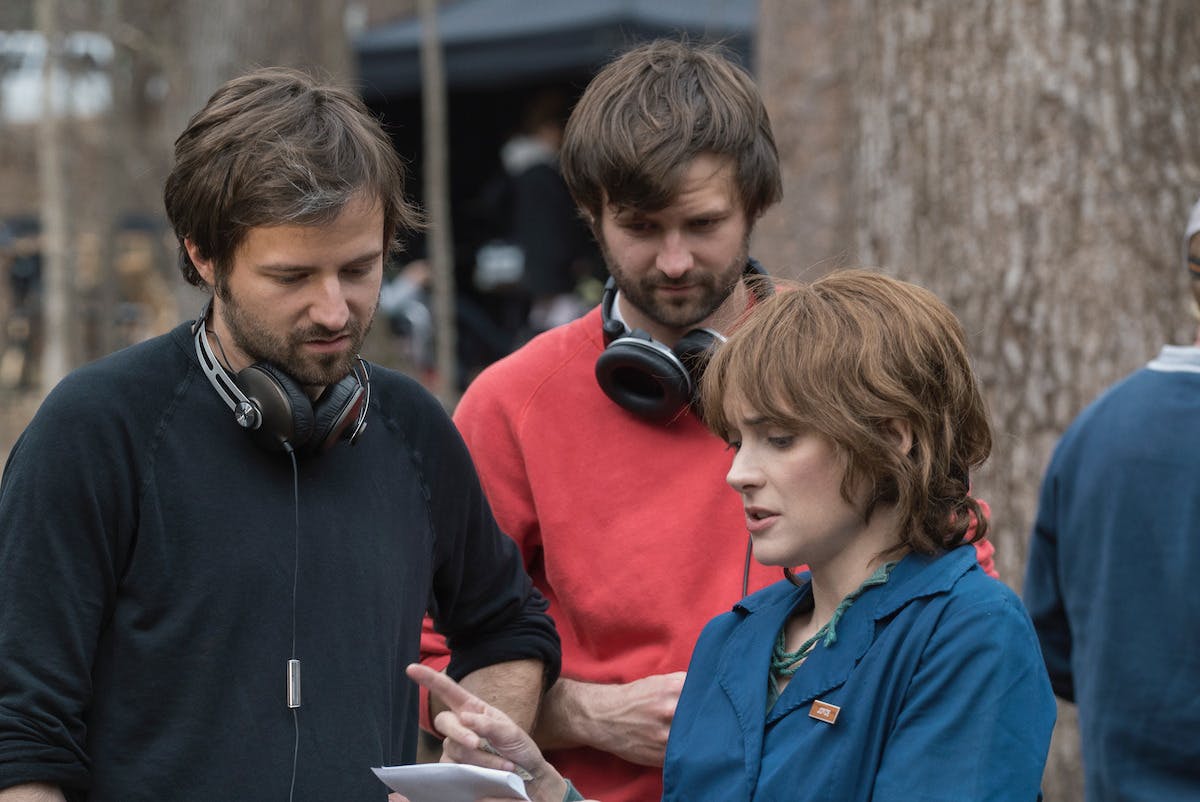 Serieskabere Matt og Ross Duffer sammen med Winona Ryder på settet til 'Stranger Things'