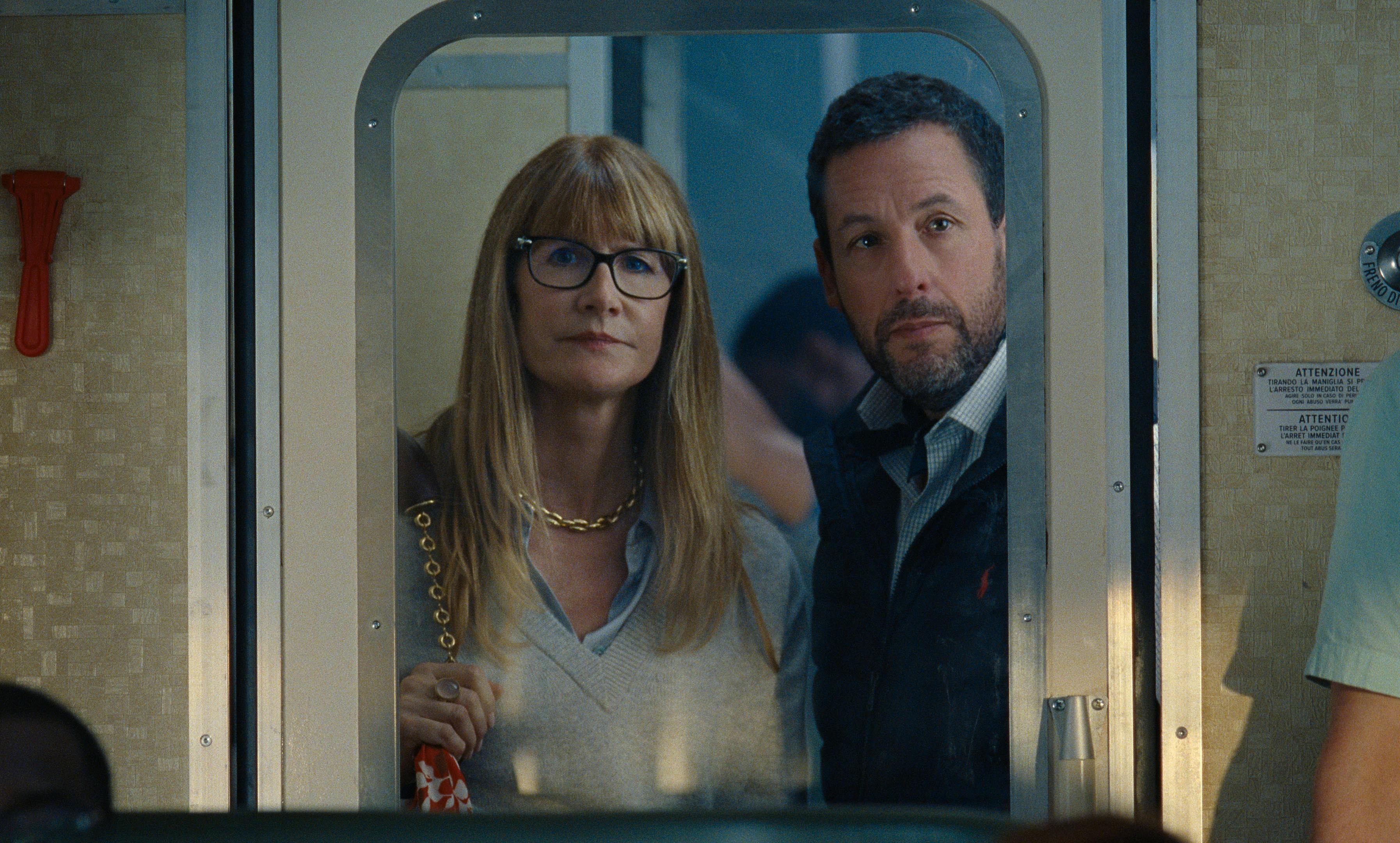 Jay Kelly anmeldelse. (L-R) Laura Dern as Liz and Adam Sandler as Ron Sukenick in Jay Kelly. Cr. Netflix © 2025.