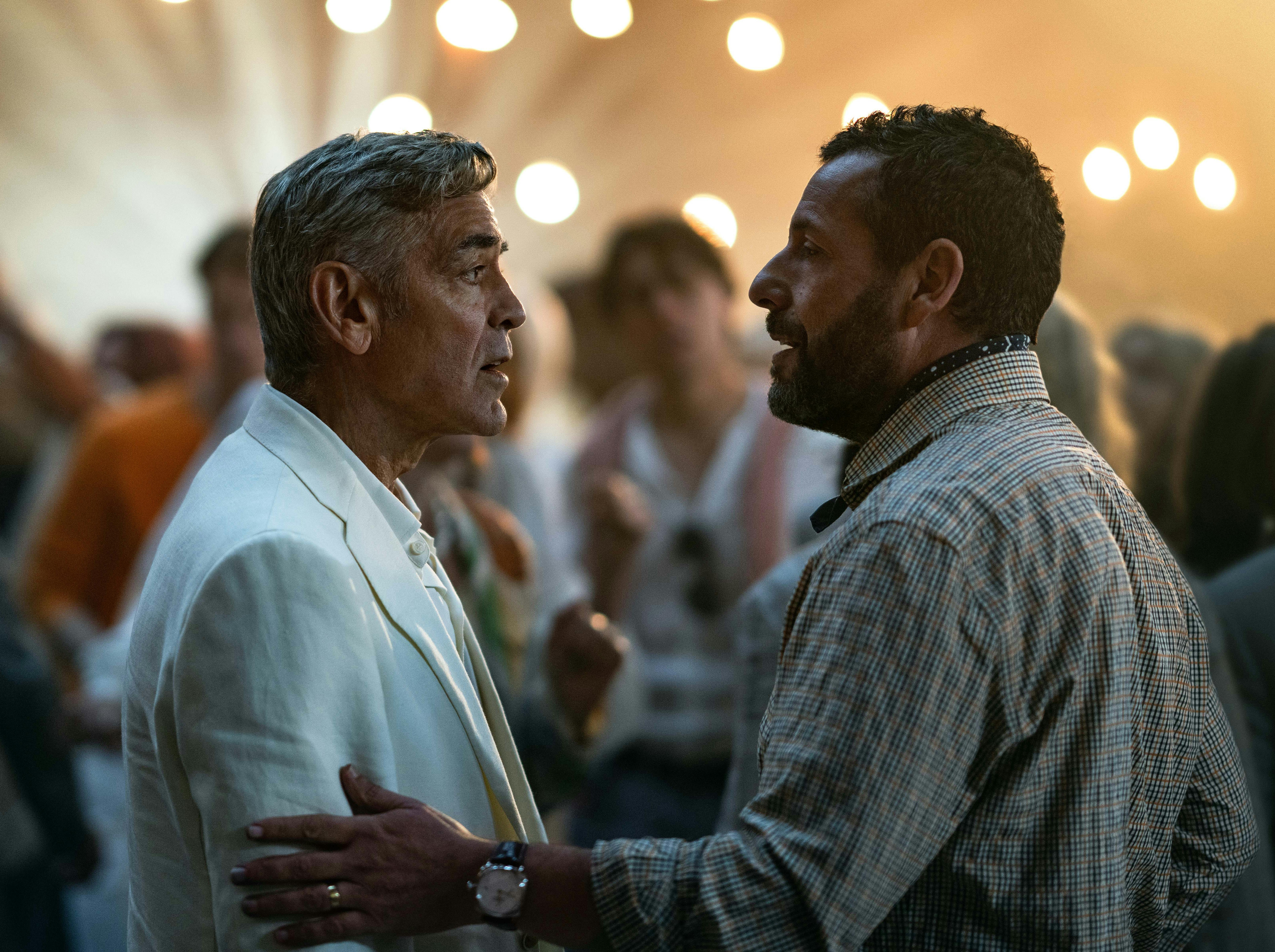 Jay Kelly anmeldelse. (L-R) George Clooney as Jay Kelly and Adam Sandler as Ron Sukenick in Jay Kelly. Cr. Peter Mountain/Netflix © 2025.