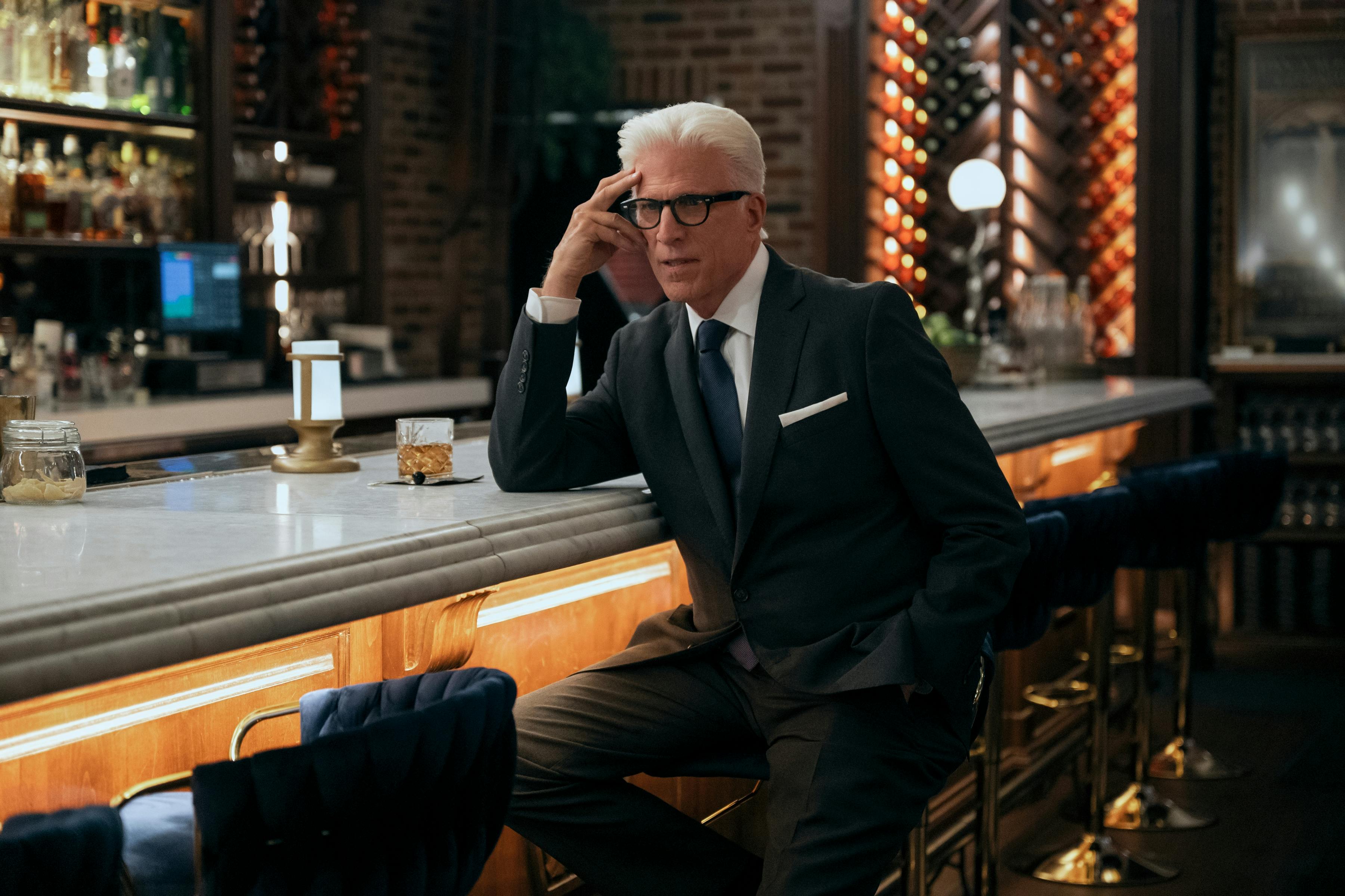A Man on the Inside sæson 2 anmeldelse. Ted Danson as Charles in episode 201 of A Man on the Inside. Cr. Colleen E. Hayes/Netflix © 2025
