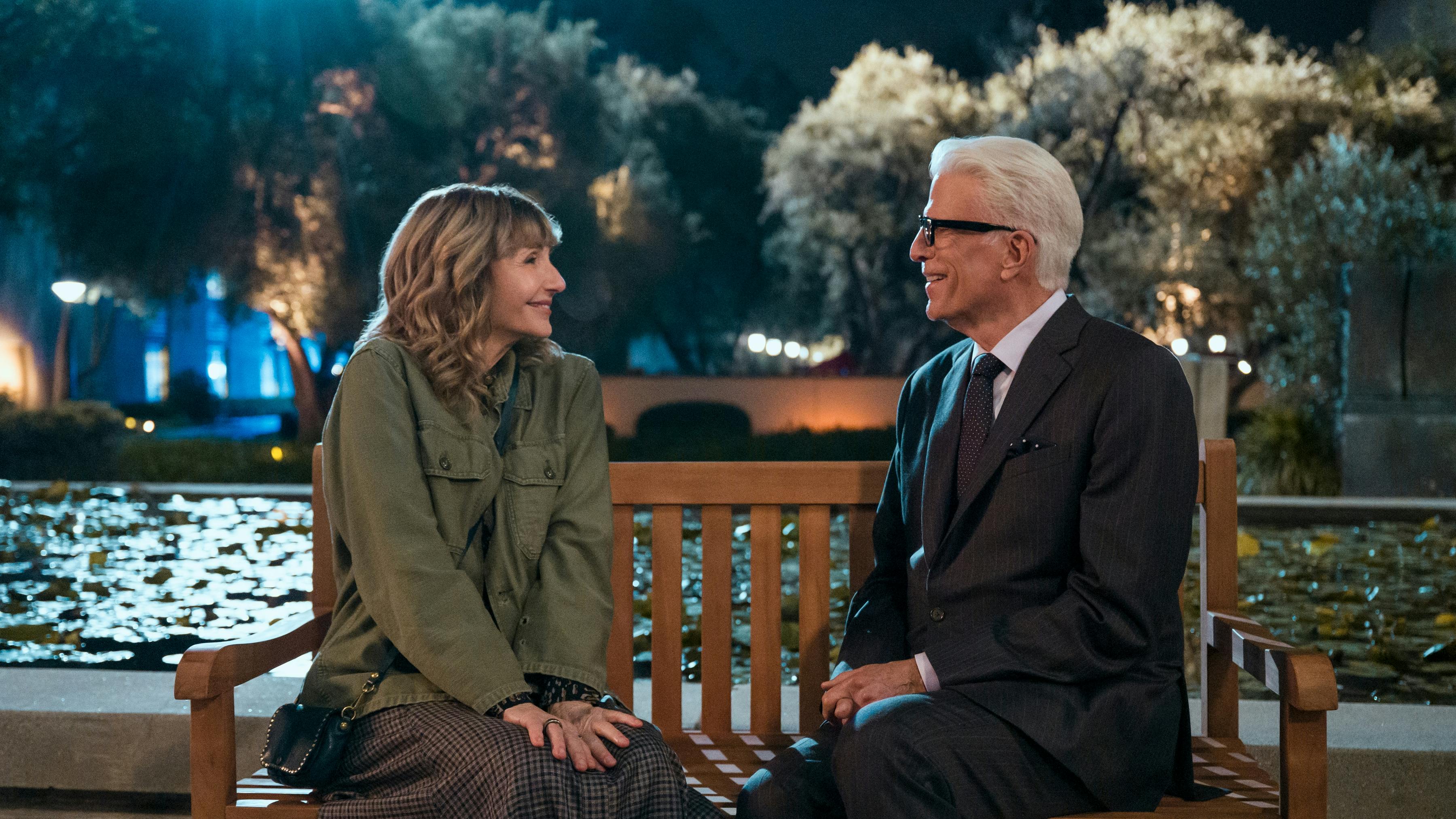 A Man on the Inside sæson 2. (L to R) Mary Steenburgen as Mona, Ted Danson as Charles in episode 201 of A Man on the Inside. Cr. Colleen E. Hayes/Netflix © 2025