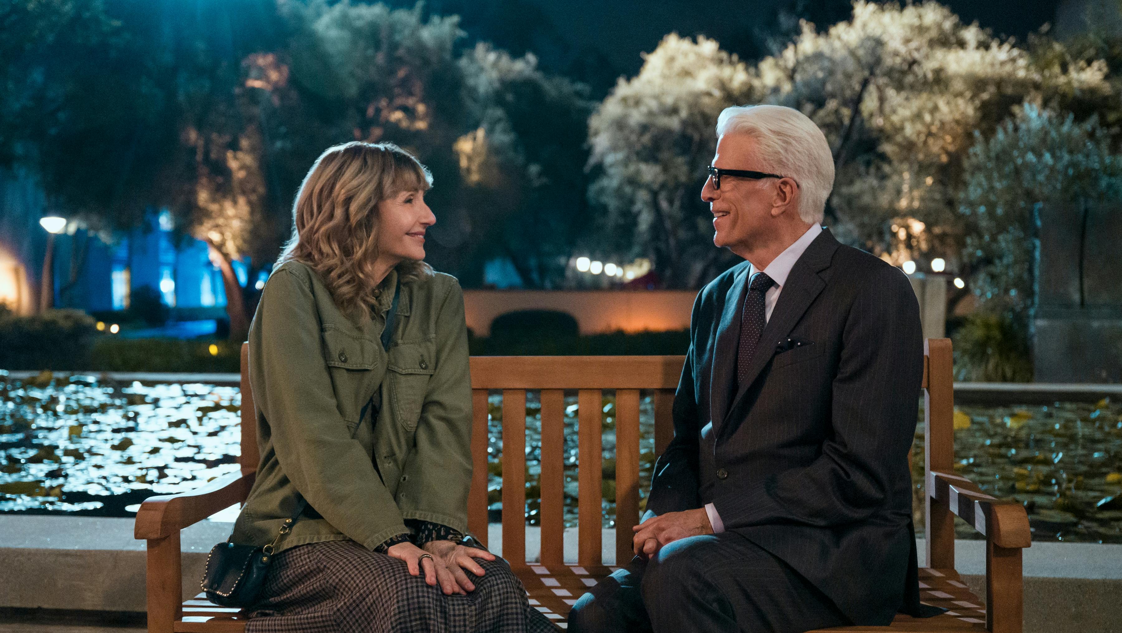 A Man on the Inside sæson 2. (L to R) Mary Steenburgen as Mona, Ted Danson as Charles in episode 201 of A Man on the Inside. Cr. Colleen E. Hayes/Netflix © 2025