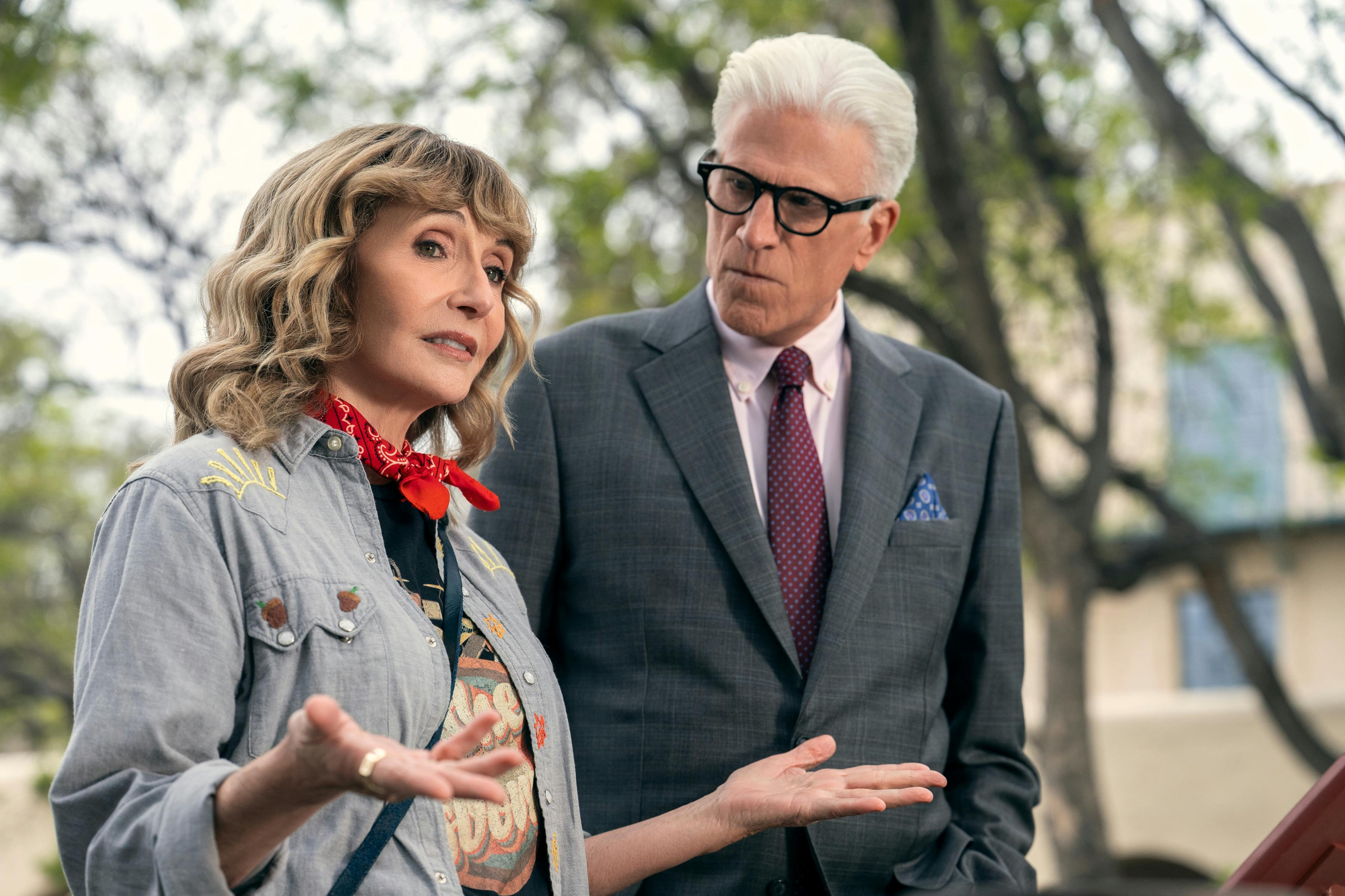 A Man on the Inside sæson 2 anmeldelse. (L to R) Mary Steenburgen as Mona, Ted Danson as Charles in episode 204 of A Man on the Inside. Cr. Colleen E. Hayes/Netflix © 2025