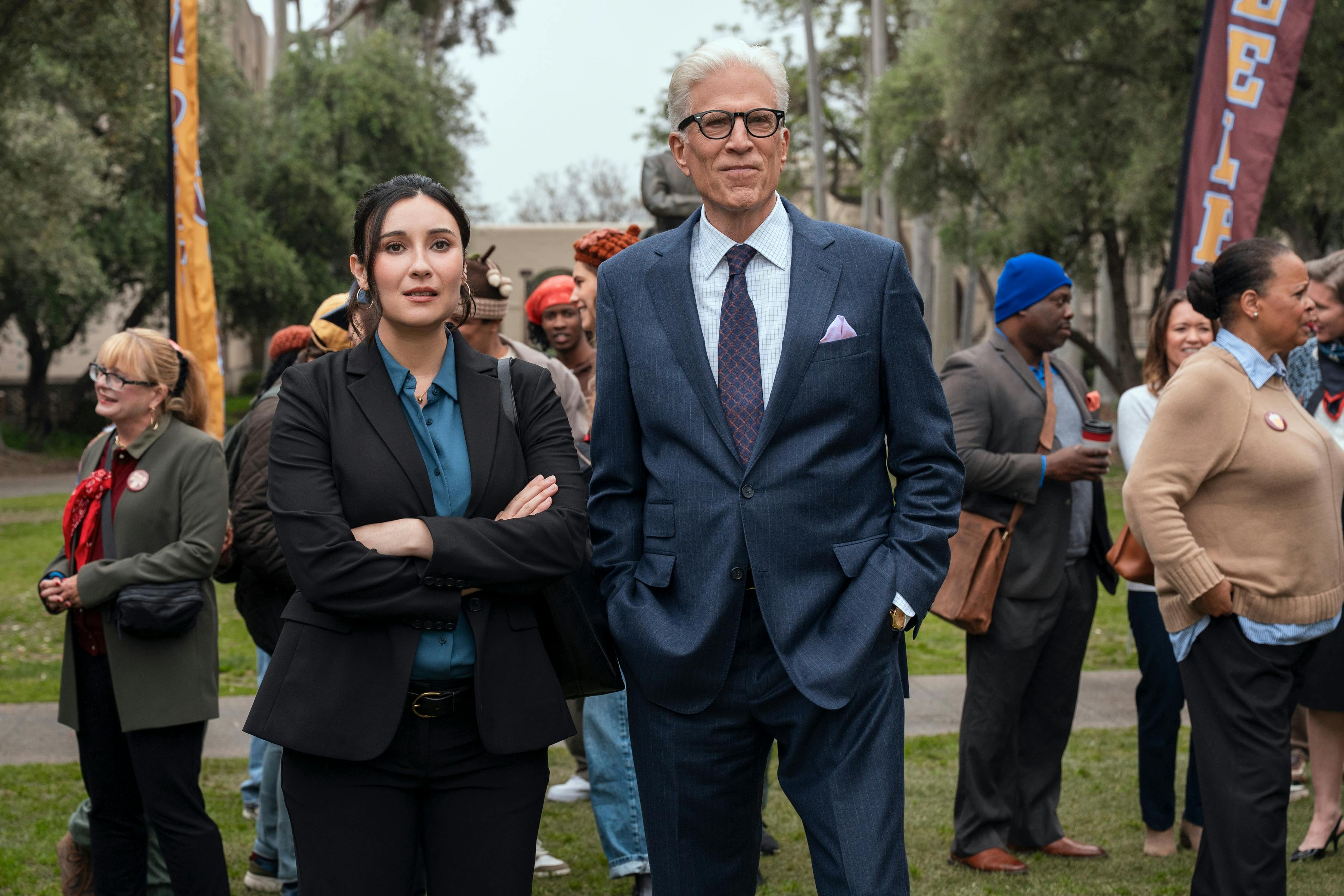 A Man on the Inside anmeldelse. (L to R) Lilah Richcreek Estrada as Julie, Ted Danson as Charles in episode 204 of A Man on the Inside. Cr. Colleen E. Hayes/Netflix © 2025
