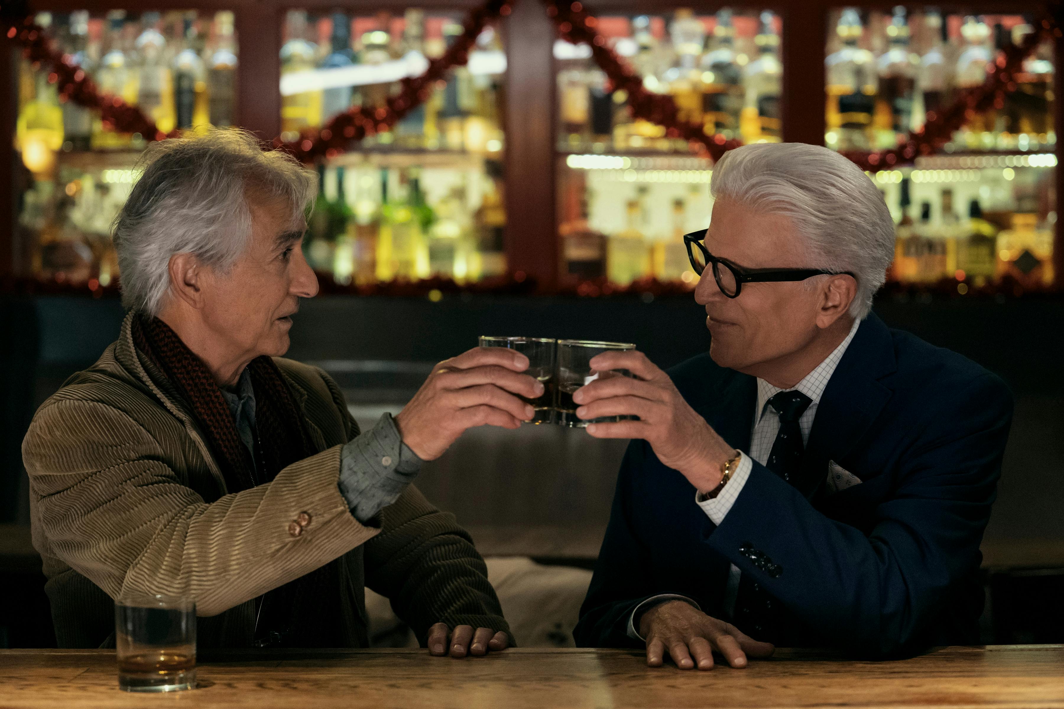 A Man on the Inside sæson 2. (L to R) David Strathairn as Benjamin Cole, Ted Danson as Charles in episode 206 of A Man on the Inside. Cr. Colleen E. Hayes/Netflix © 2025