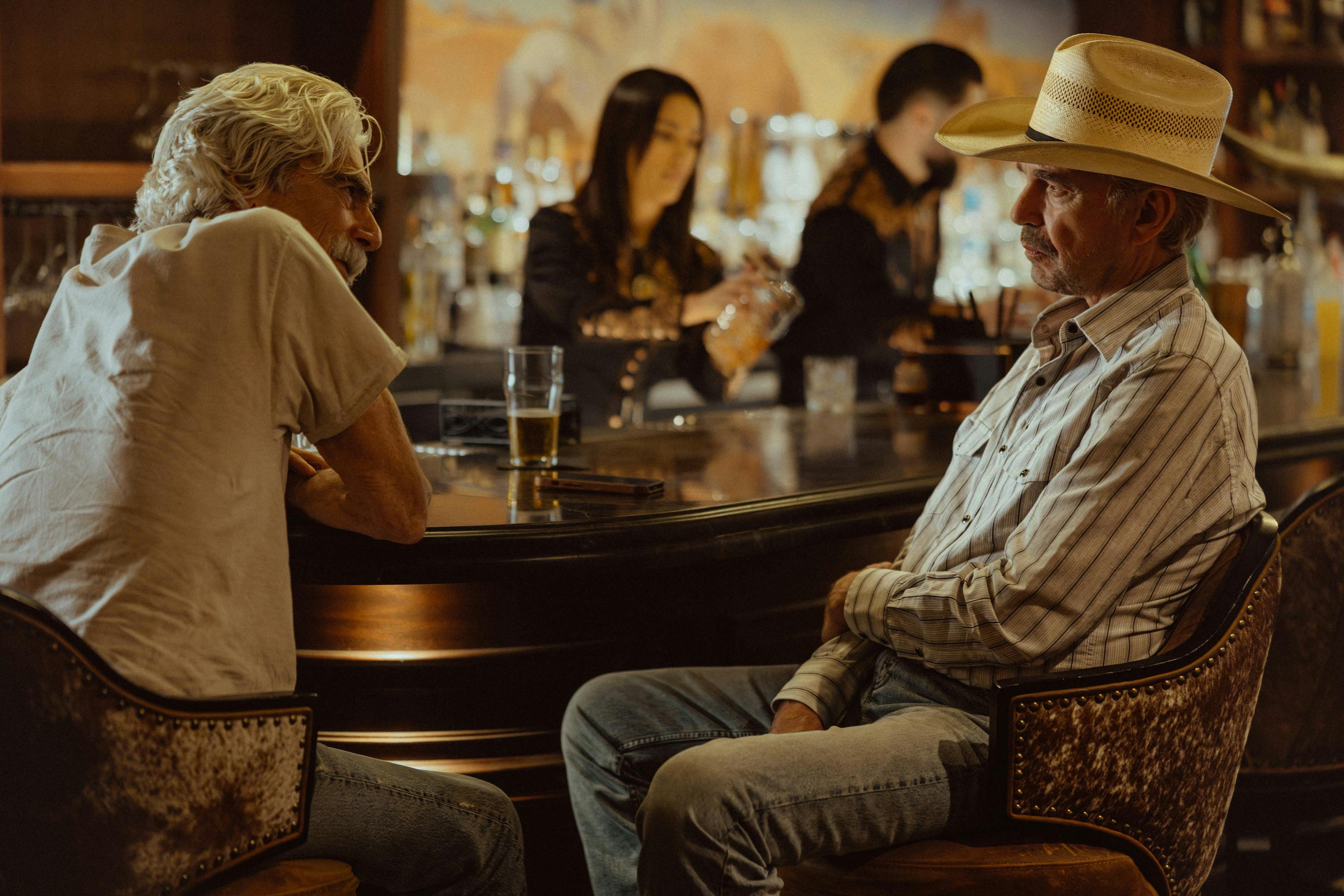 Sam Elliott as T.L. and Billy Bob Thornton as Tommy in Landman sæson 2 anmeldelse episode 6, season 2, streaming on Paramount+. Photo Credit: Emerson Miller/Paramount+ 