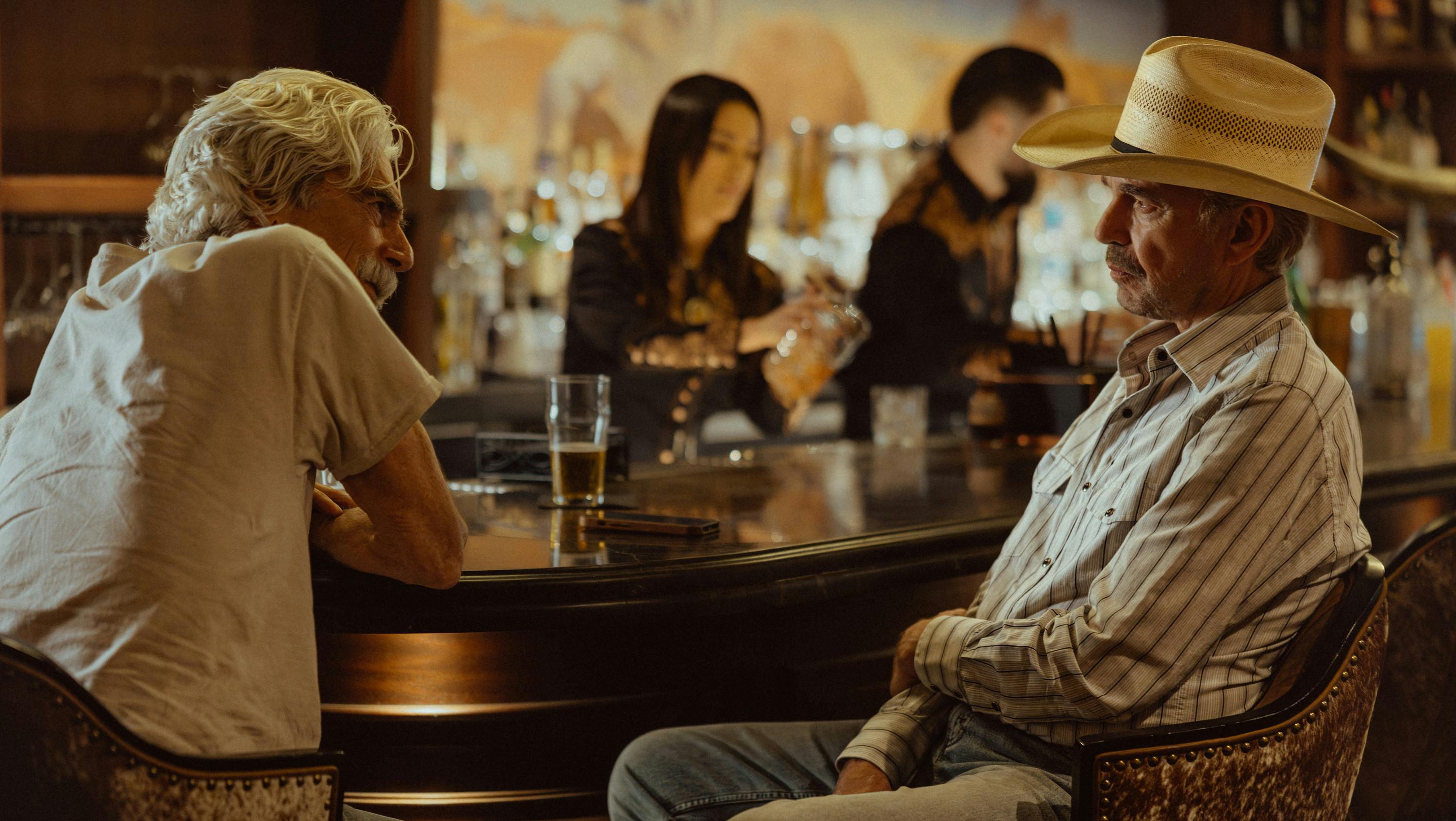 Sam Elliott as T.L. and Billy Bob Thornton as Tommy in Landman sæson 2 anmeldelse episode 6, season 2, streaming on Paramount+. Photo Credit: Emerson Miller/Paramount+