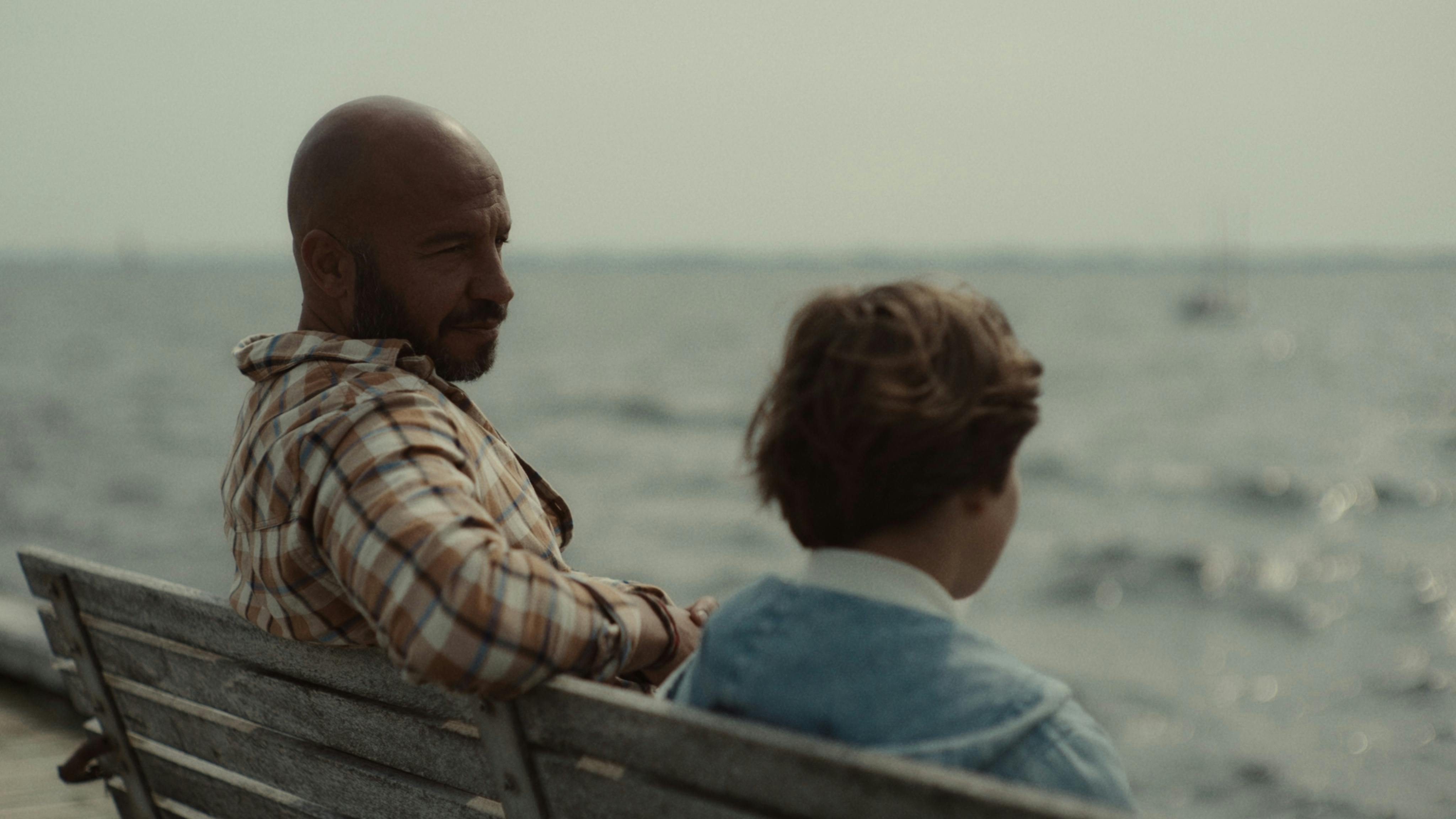 "Overvej muligheden for, at du er mere værd som menneske med dine ar, end før du fik dem", lyder en af refleksionerne fra Dar Salim om sin hovedrolle som krigsveteranen Youssef i 'Herkules Falder'