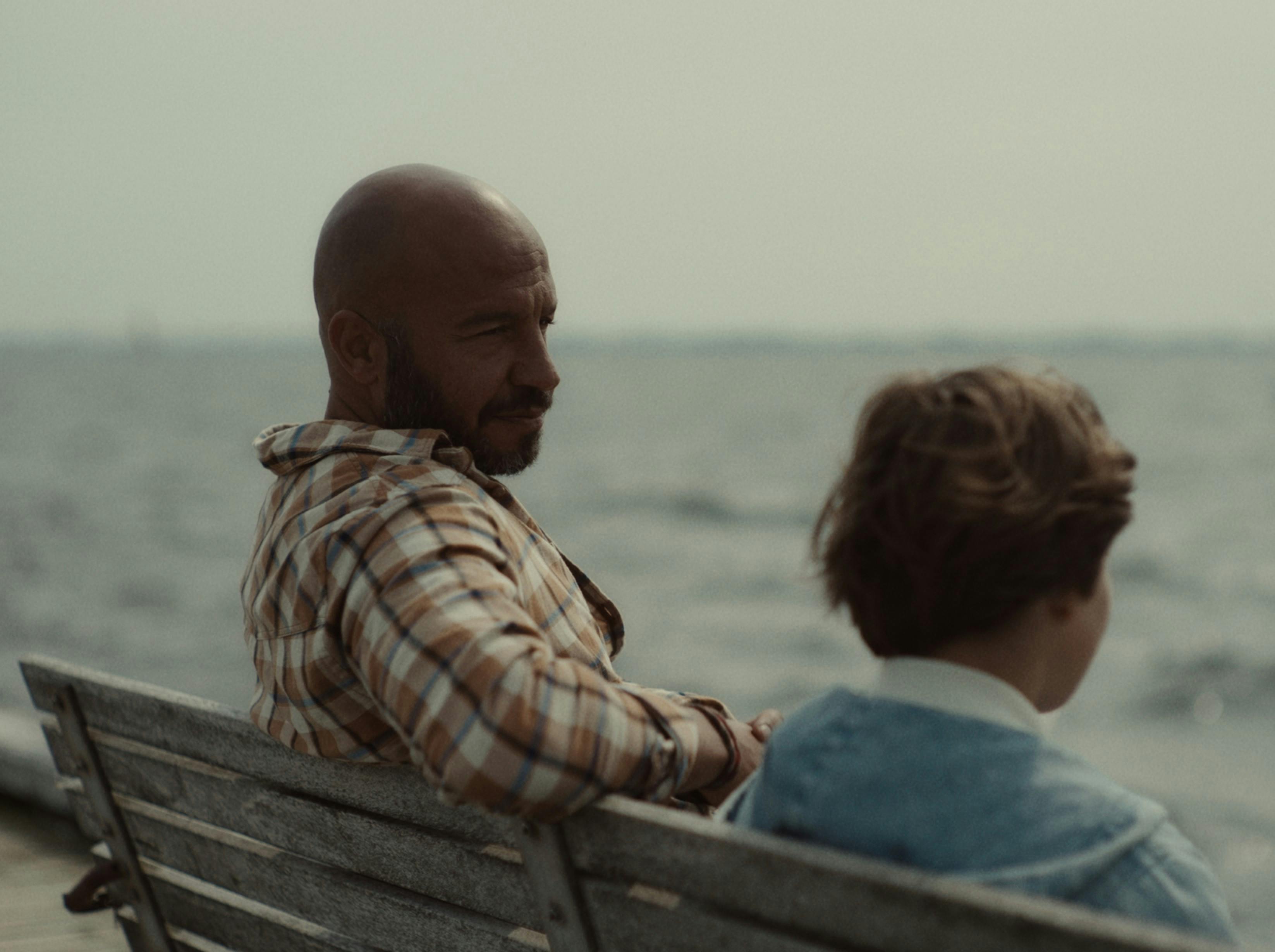 "Overvej muligheden for, at du er mere værd som menneske med dine ar, end før du fik dem", lyder en af refleksionerne fra Dar Salim om sin hovedrolle som krigsveteranen Youssef i 'Herkules Falder'