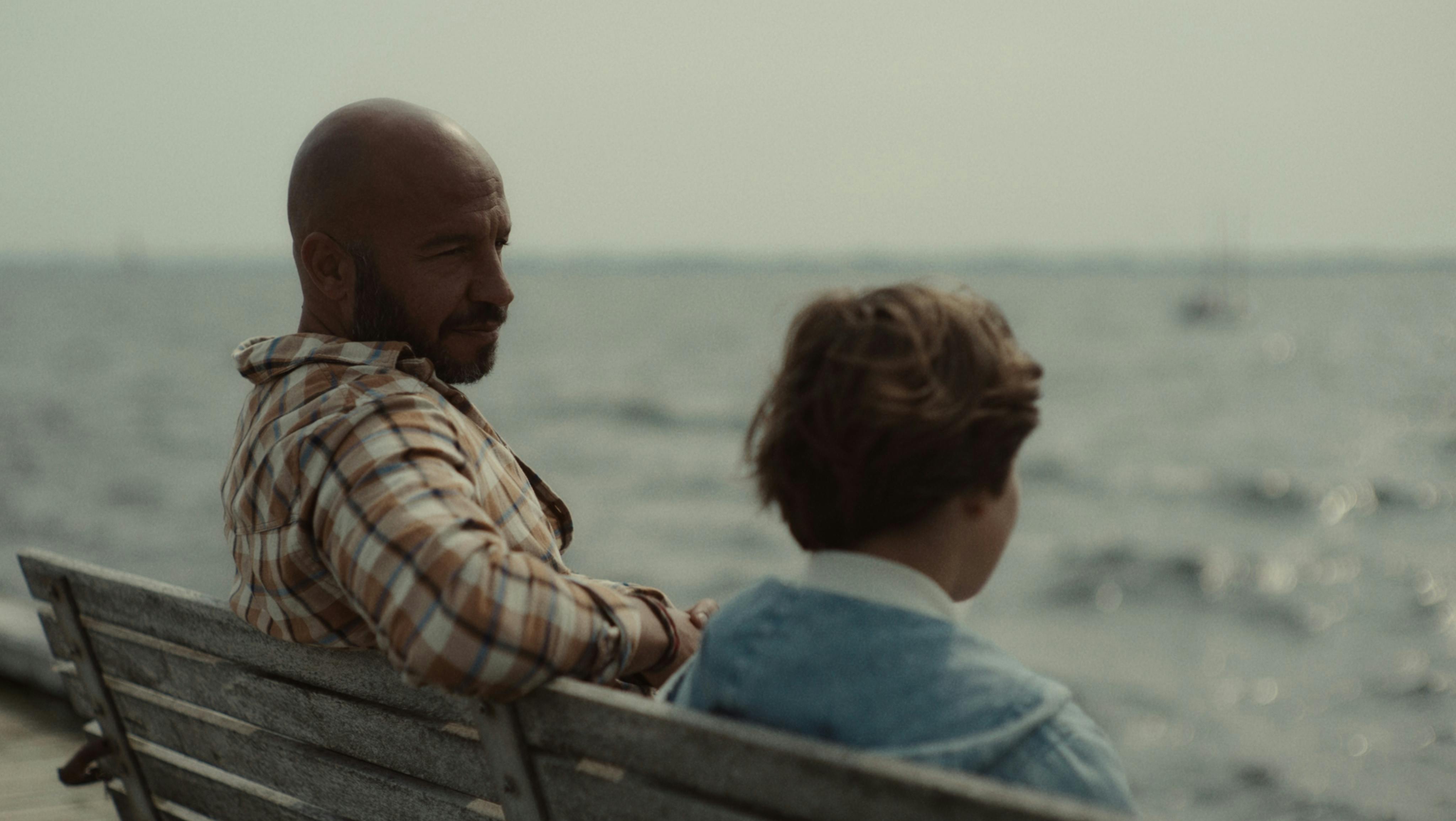 "Overvej muligheden for, at du er mere værd som menneske med dine ar, end før du fik dem", lyder en af refleksionerne fra Dar Salim om sin hovedrolle som krigsveteranen Youssef i 'Herkules Falder'