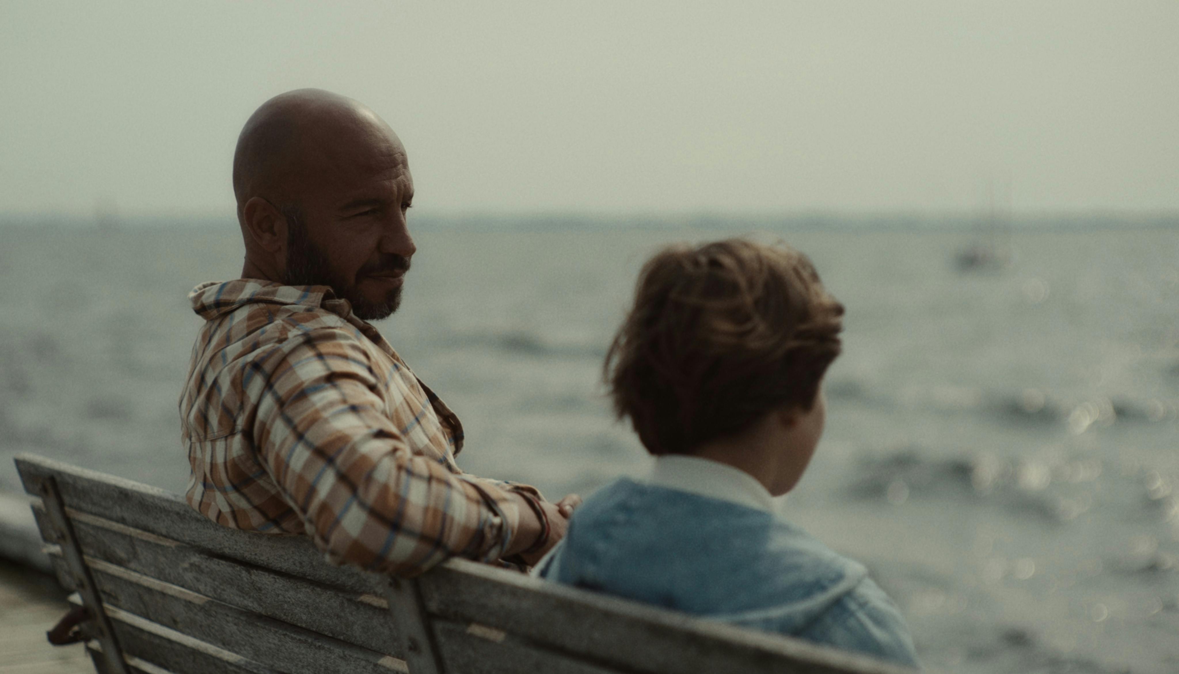 "Overvej muligheden for, at du er mere værd som menneske med dine ar, end før du fik dem", lyder en af refleksionerne fra Dar Salim om sin hovedrolle som krigsveteranen Youssef i 'Herkules Falder'