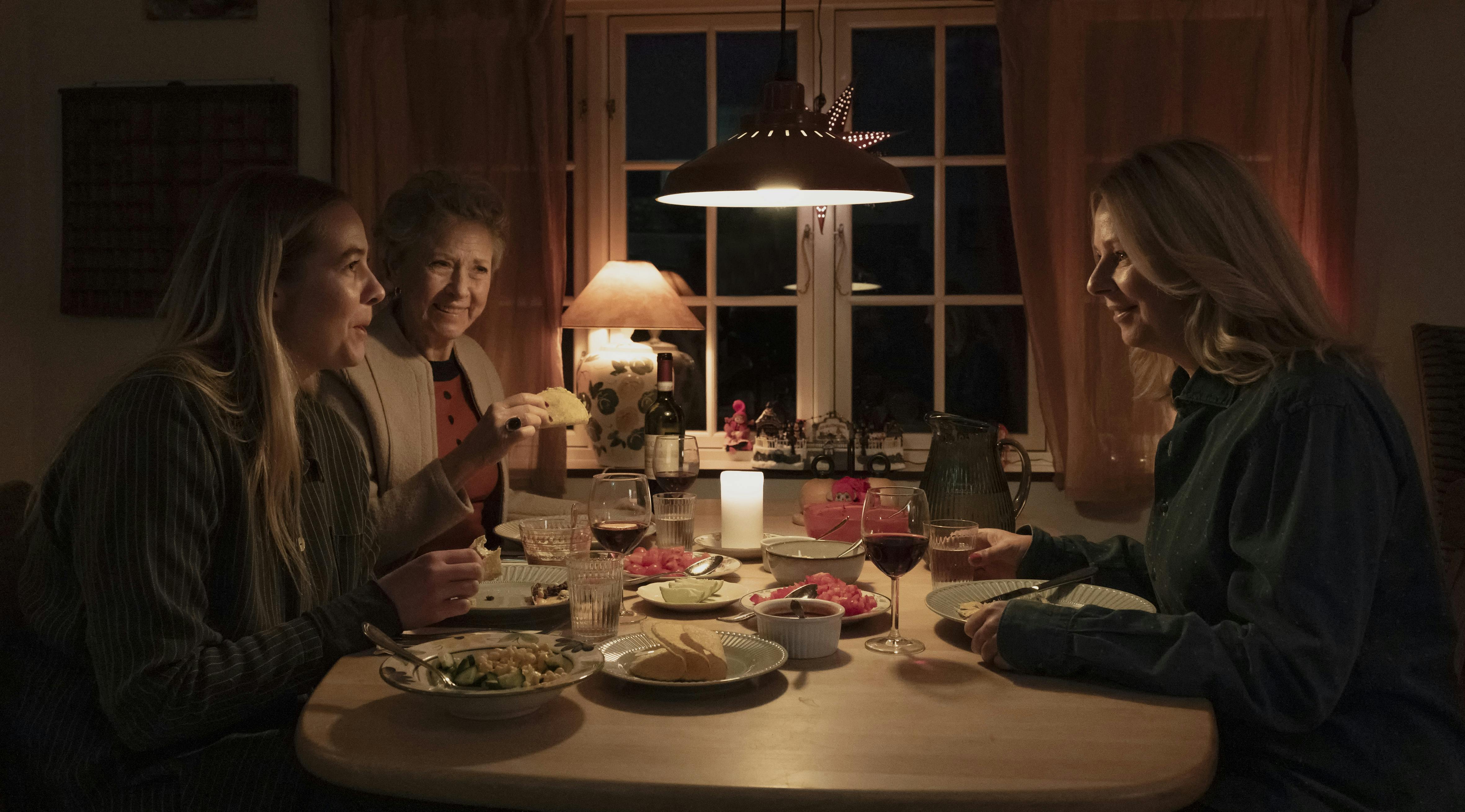 Middagsbordet i sommerhuset er centrum for både hyggelige stunder og store skænderier i 'Ingen kære mor'