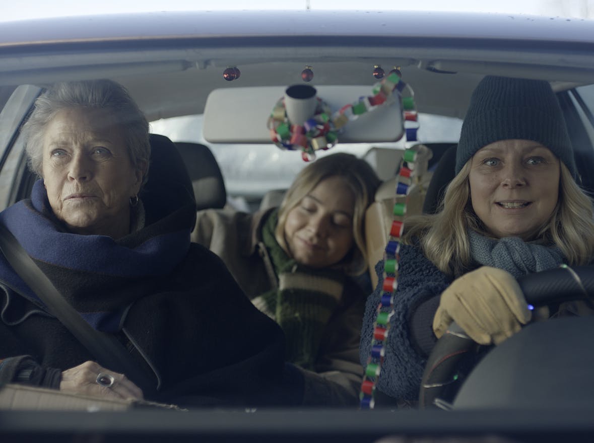 Birthe Neumann, Freja Klint Sandberg og Lene Maria Christensen i den nye julefilm 'Ingen kære mor'