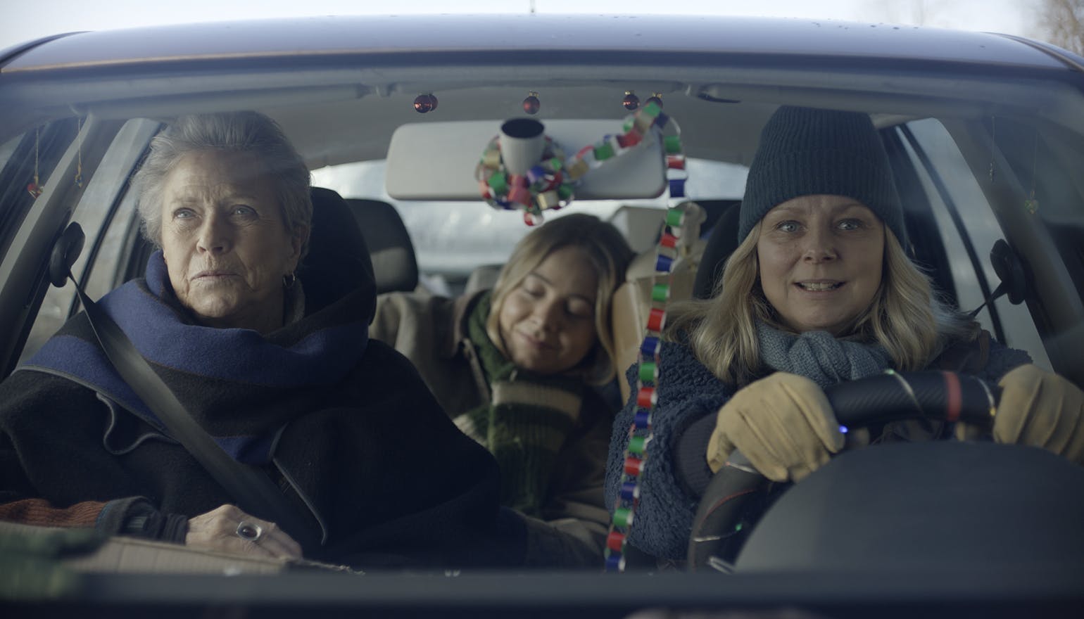 Birthe Neumann, Freja Klint Sandberg og Lene Maria Christensen i den nye julefilm 'Ingen kære mor'