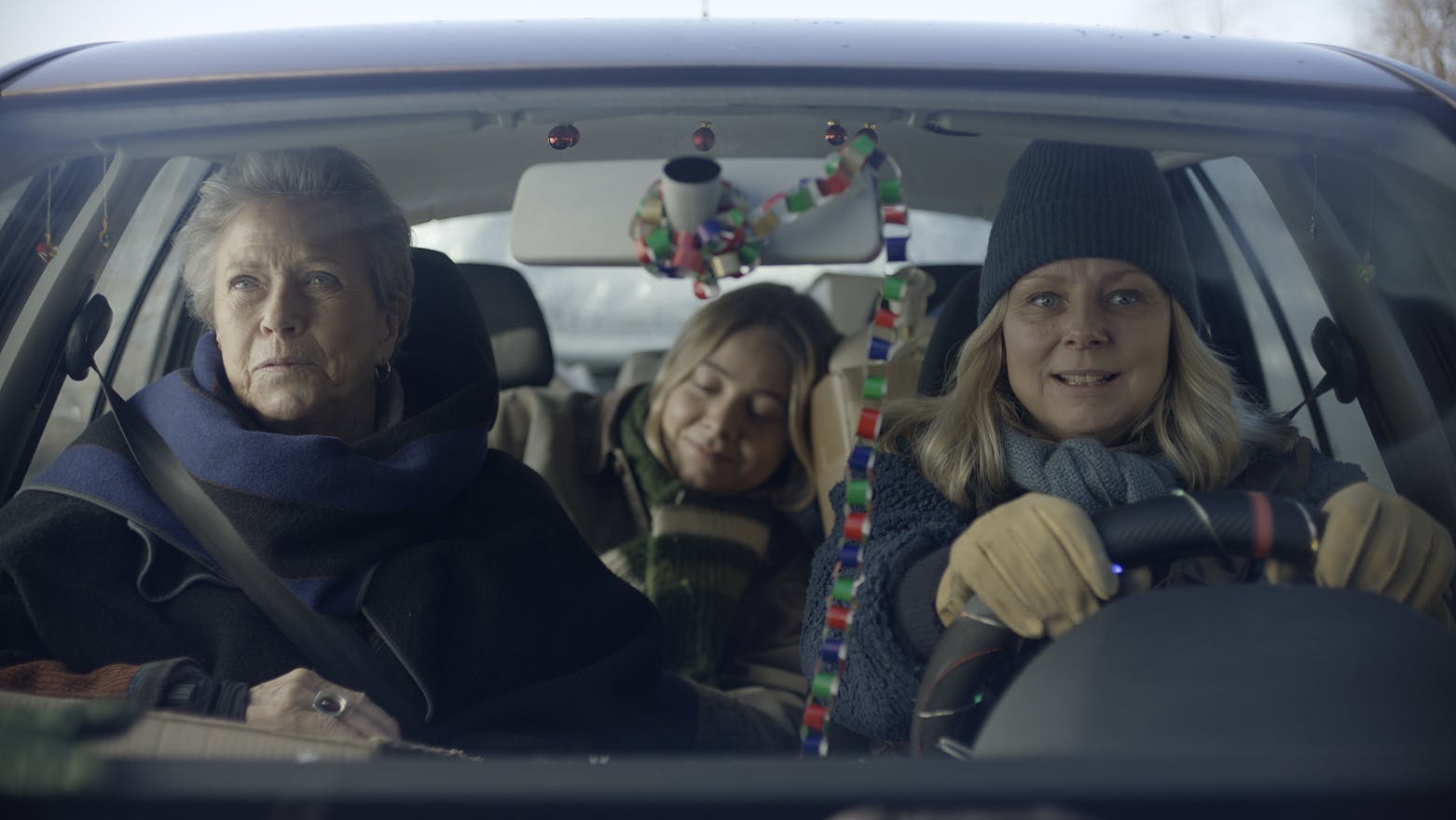 Birthe Neumann, Freja Klint Sandberg og Lene Maria Christensen i den nye julefilm 'Ingen kære mor'