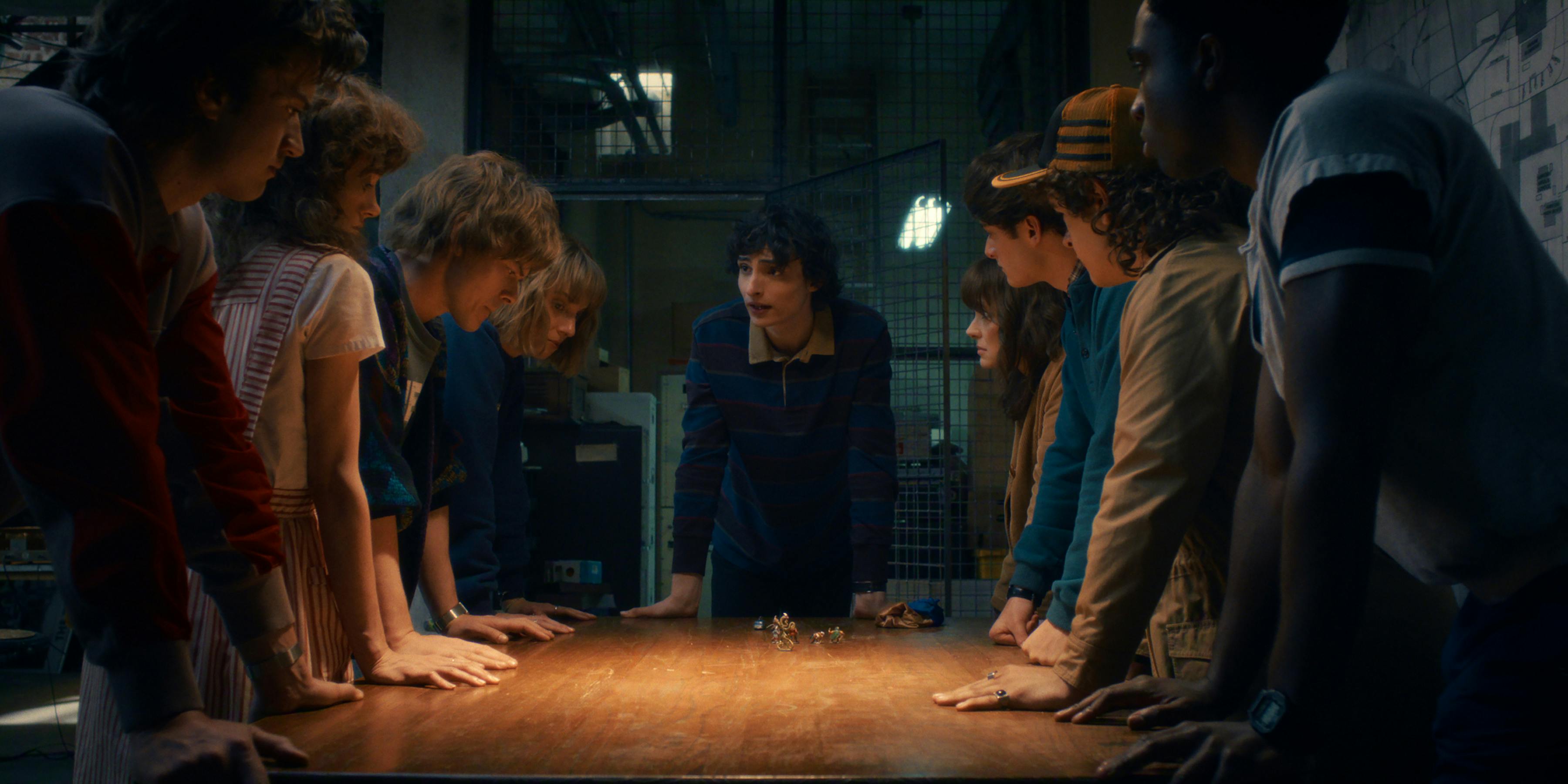 STRANGER THINGS: SEASON 5 anmeldelse. (L to R) Joe Keery as Steve Harrington, Natalia Dyer as Nancy Wheeler, Charlie Heaton as Jonathan Byers, Maya Hawke as Robin Buckley, Finn Wolfhard as Mike Wheeler, Winona Ryder as Joyce Byers, Noah Schnapp as Will Byers, Gaten Matarazzo as Dustin Henderson, and Caleb McLaughlin as Lucas Sinclair in Stranger Things: Season 5. Cr. COURTESY OF NETFLIX © 2025