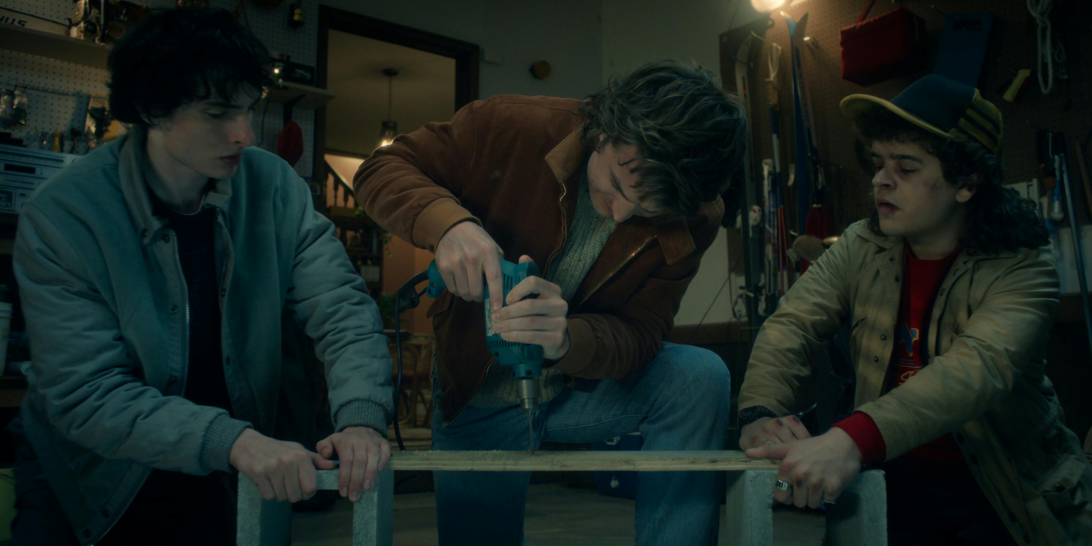 STRANGER THINGS: SEASON 5 anmeldelse. (L to R) Finn Wolfhard as Mike Wheeler, Joe Keery as Steve Harrington, and Gaten Matarazzo as Dustin Henderson in Stranger Things: Season 5. Cr. COURTESY OF NETFLIX © 2025