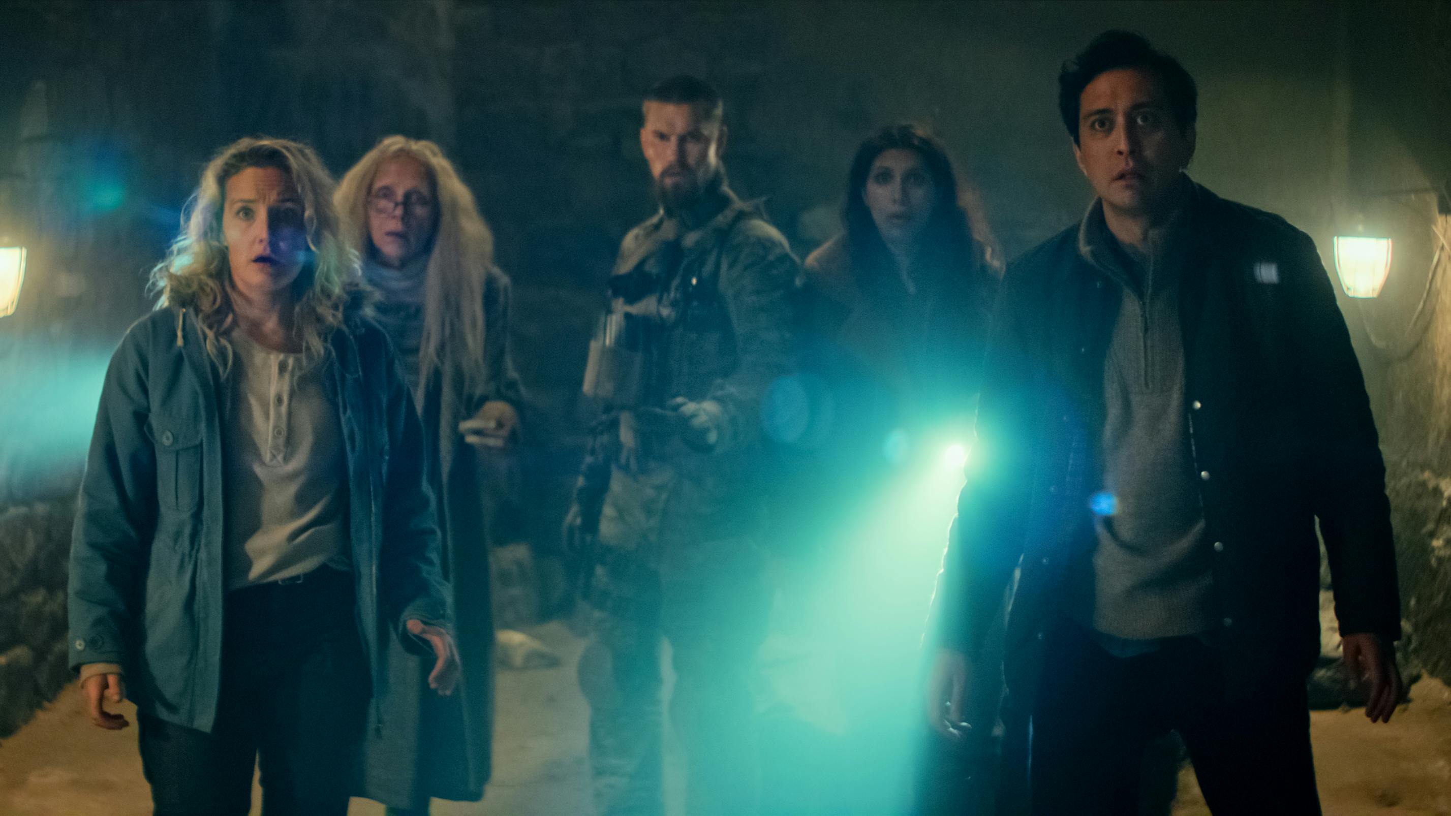 Trold 2 anmeldelse. (L to R) Ine Marie Wilmann as Nora Tidemann, Ester J. Tiller as Anne Krigsvoll, Mads Sjøgård Pettersen as Kaptein Kristoffer, Sara Khorami as Marion Rhadani and Kim Falck as Andreas Isaksen in Troll 2. Cr. Courtesy of Netflix © 2024