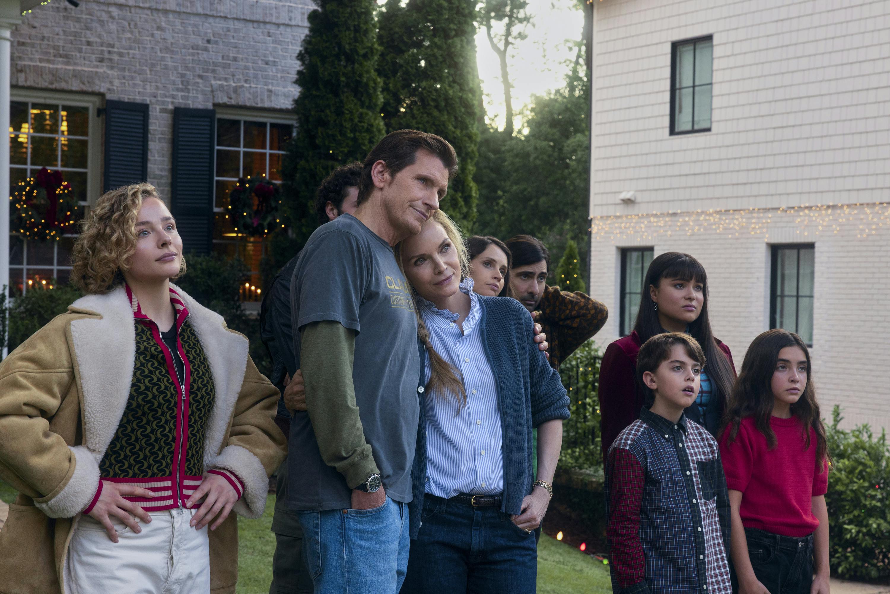 chloe grace moretz denis leary dominic sessa michelle pfeiffer felicity jones jason schwartzman devery jacobs drake shehan rafaella karnaby oh what fun anmeldelse