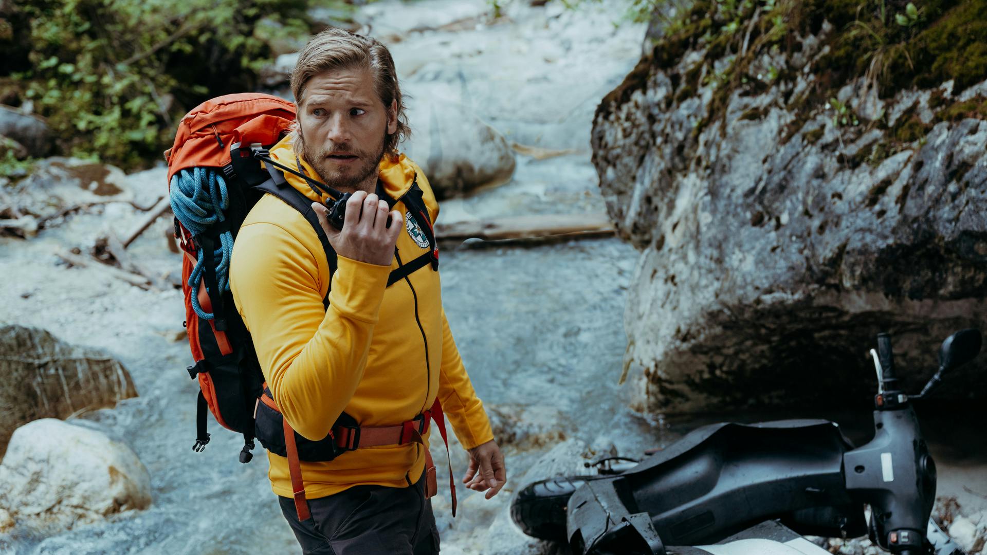 Auf ihrer Flucht ist Jenny mit einem Motorroller den Abhang hinuntergestürzt. Doch Markus Kofler (Sebastian Ströbel) kann sie nirgends finden.