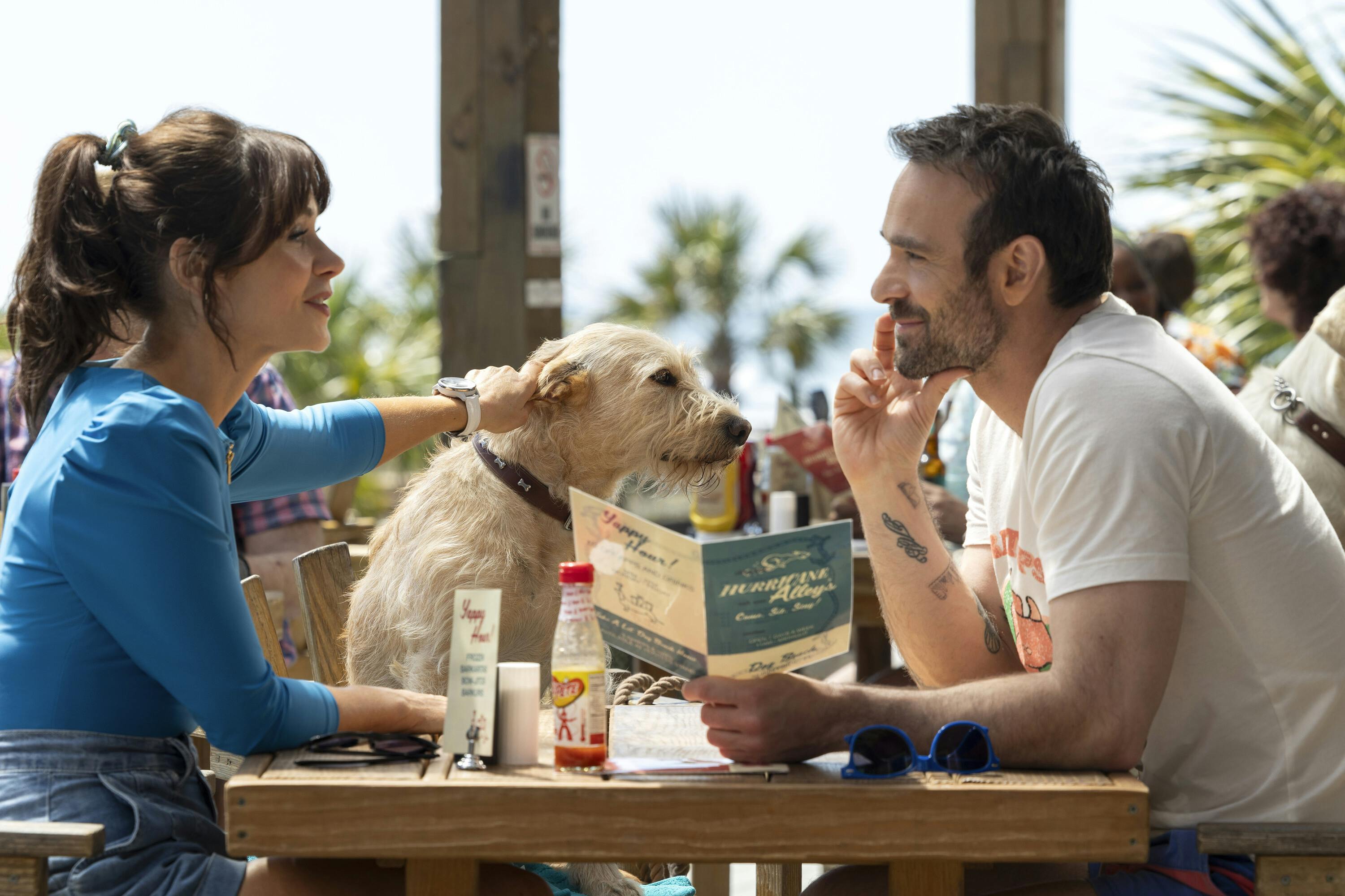 Zooey Deschanel og Charlie Cox i 'Merv' på Prime Video