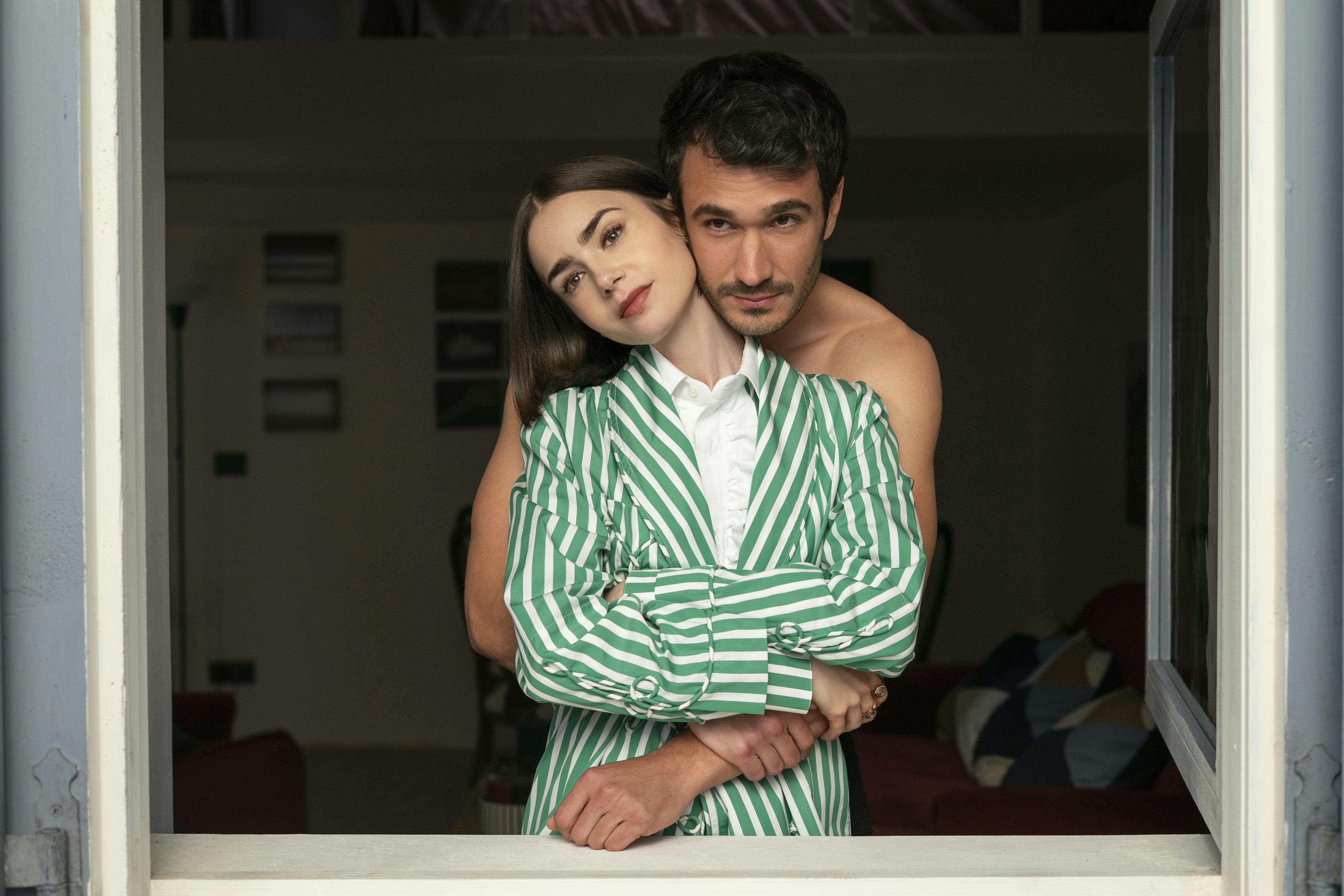 Lily Collins som Emily og Eugenio Franceschini som Marcello i 'Emily in Paris' på Netflix