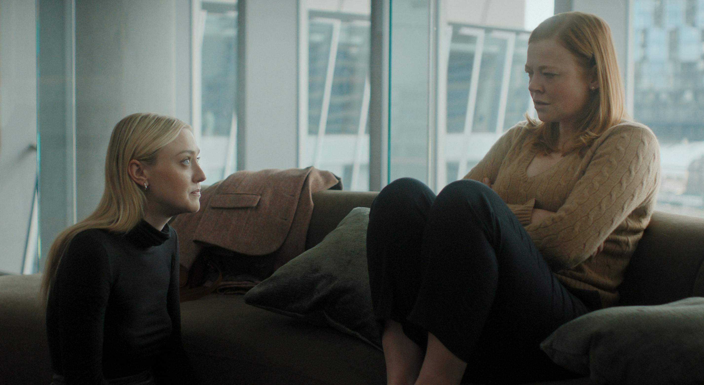 Dakota Fanning og Sarah Snook i 'All Her Fault' på SkyShowtime