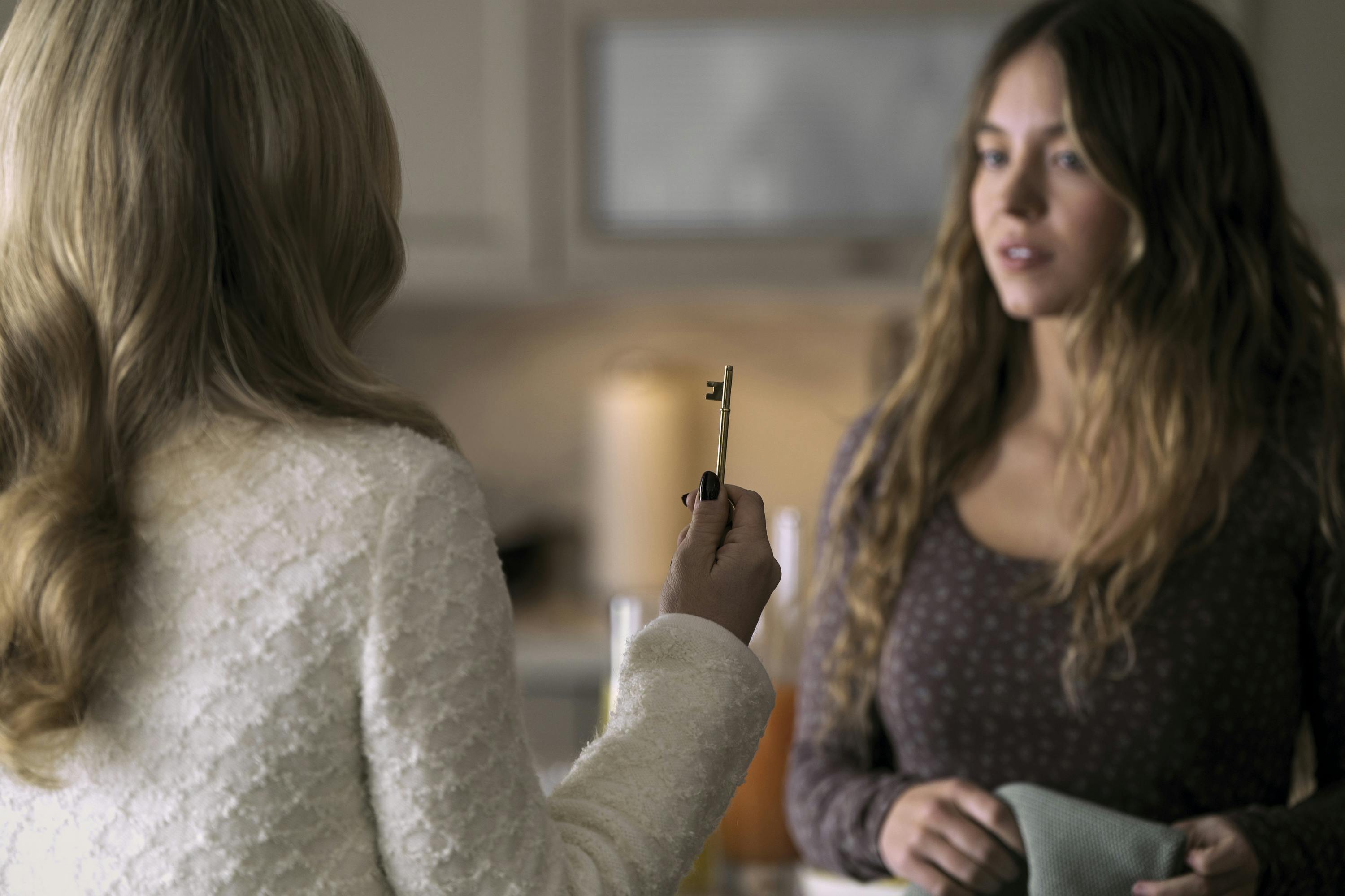 Amanda Seyfried as Nina and Sydney Sweeney as Millie in The Housemaid anmeldelse. Photo Credit: Daniel McFadden/Lionsgate